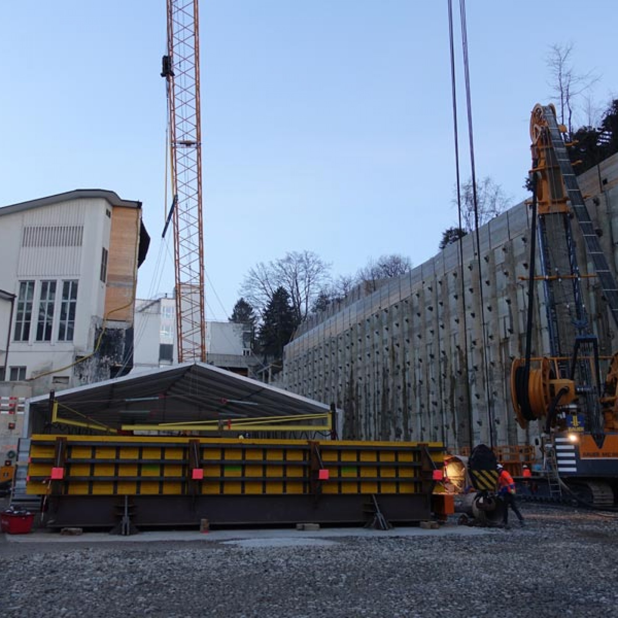 Arbeitsbeginn in der Zürcher Gloriastrasse: Der erste Teil des Zeltes über der Arbeitsbühne wird gehoben.