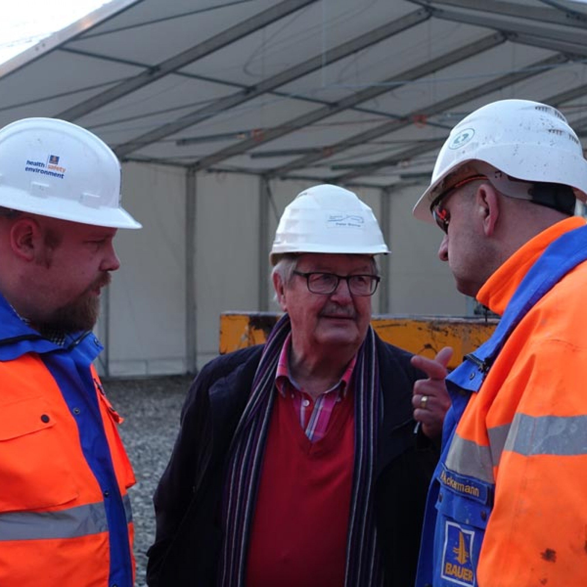 Projektleiter Niklas Haag von der Bauer Spezialtiefbau Schweiz AG, Armierungsspezialist Peter Büchel und Bauleiter Andreas Ackermann bei der Arbeitsbesprechung.