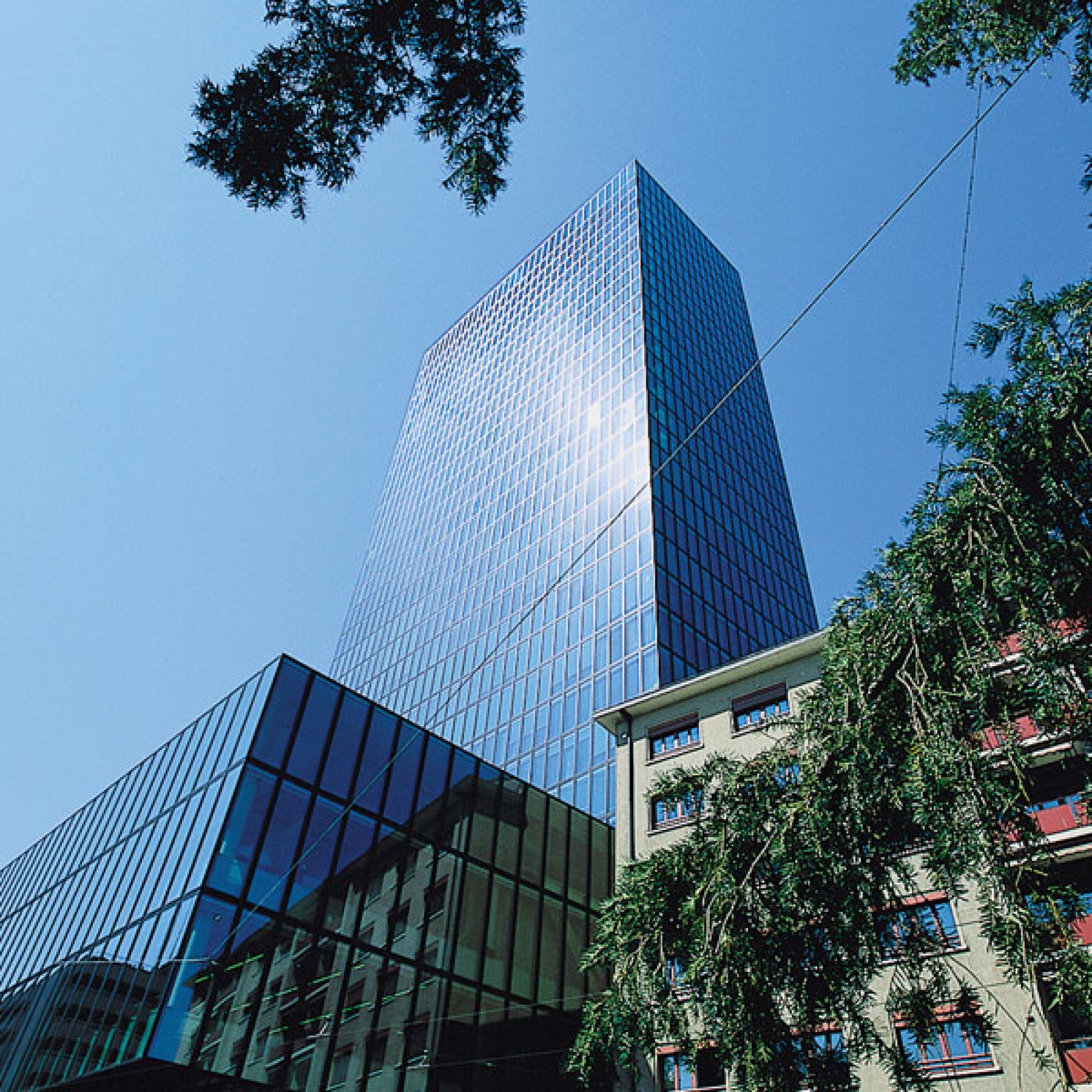 Der bestehende Messeturm in Basel wurde 2003 eröffnet und erreicht eine Höhe von 105 Metern (Messe Basel)