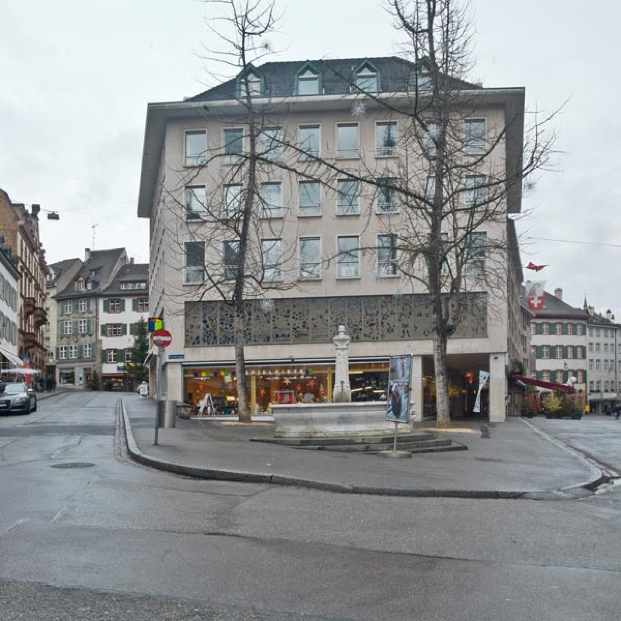 Die Breite von 11 bis 15 Metern einer nicht verwirklichten städtebaulichen Planung: Blick in die Schnabelgasse (links) und in die Münzgasse (rechts) vom Rümelinsplatz aus. Die beiden am Ende erkennbaren Häuser des Spalenbergs sollten um 1900 für einen Str