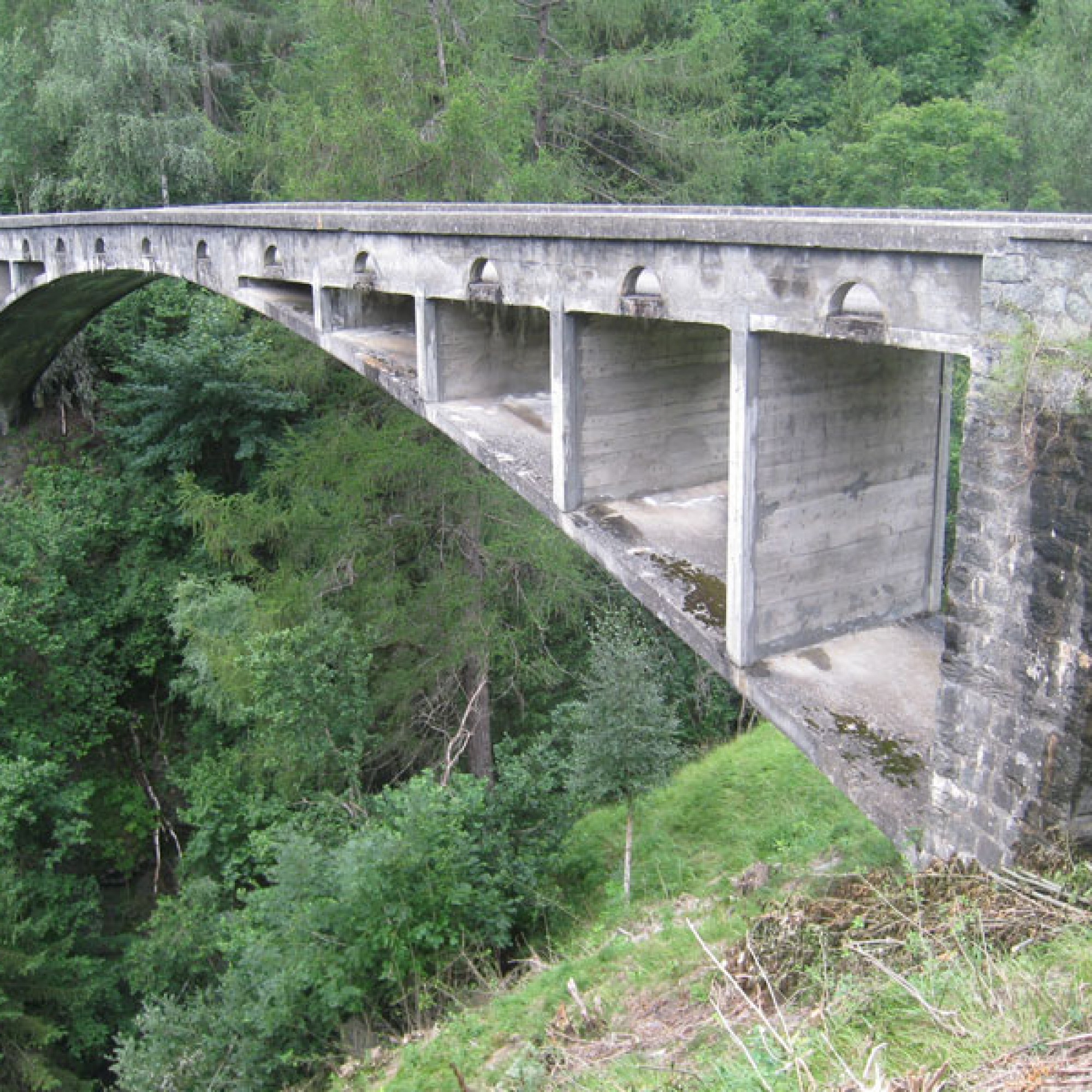 Die Valtschielbrücke mit vernässten Stellen und punktuell abgeplatztem Beton (Conzett Bronzini Partner AG)