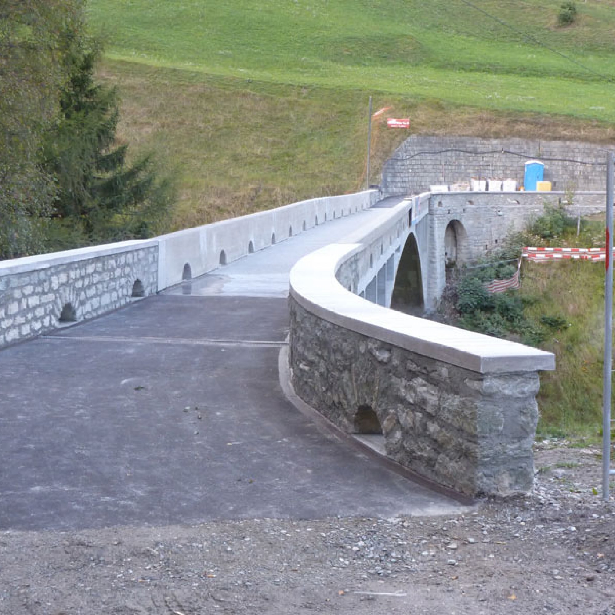 Die Valtschielbrücke von Robert Maillart nach der Instandstellung (Conzett Bronzini Partner AG)