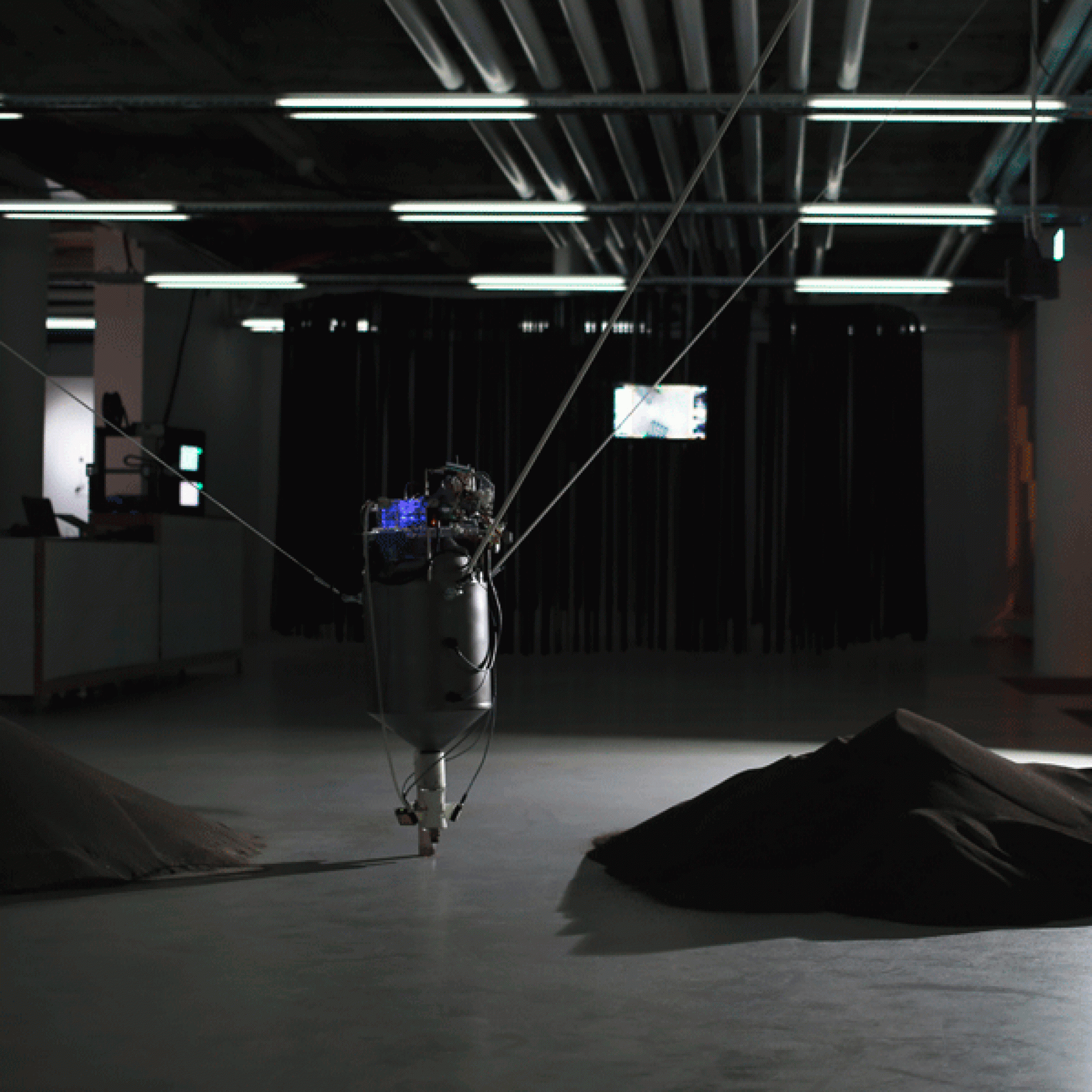 Die eigens für die Ausstellung entwickelte Installation Sisyphus besteht aus einem schwebenden Sandsauger, welcher durch das Verschieben von Sandkörner ständig verändernde algorithmische Landschaften erarbeitet. (Gramazio Kohler Research)