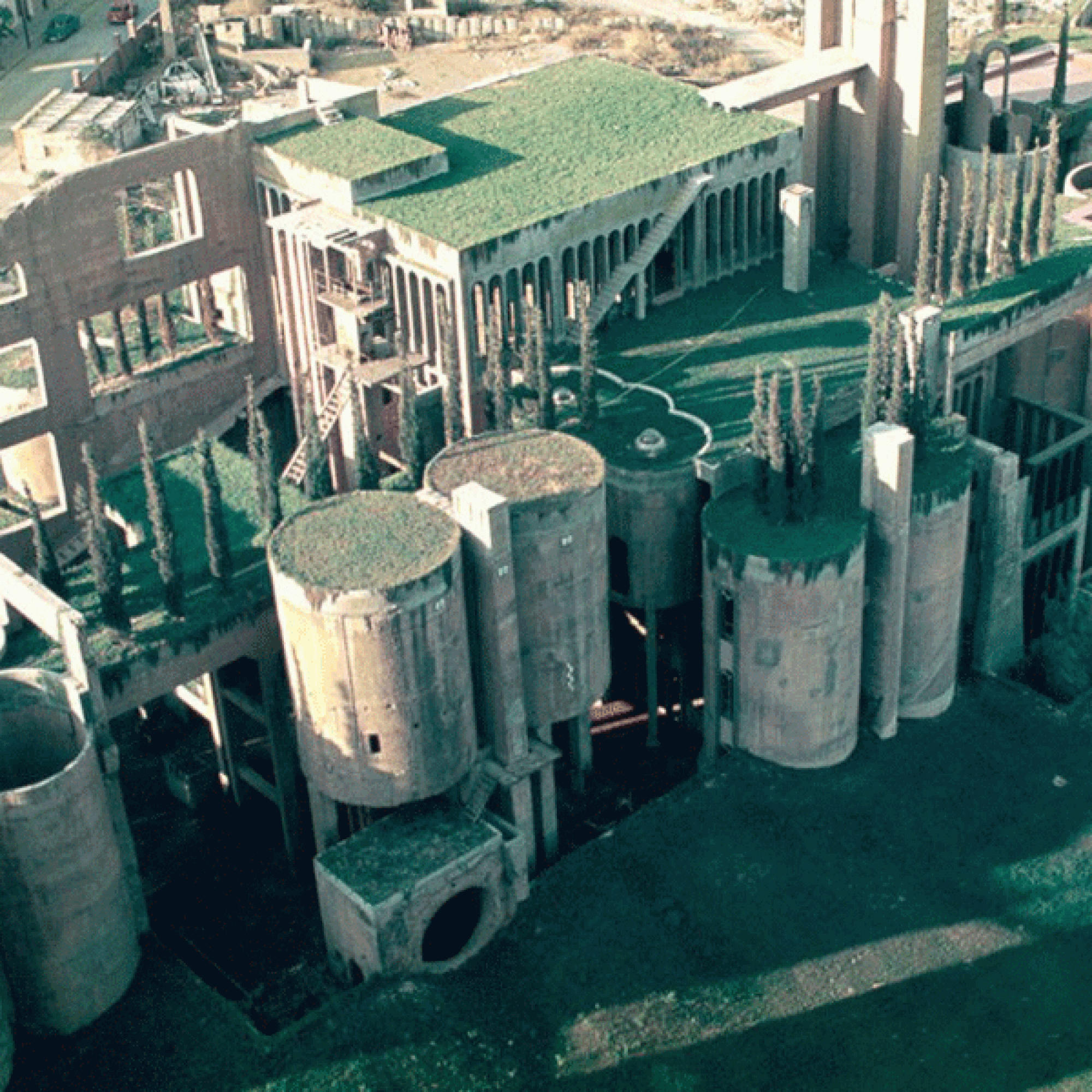 So sah die Ruine der verlassenen Zementfabrik aus, als Bofill sie fand. (Bild: Ricardo Bofill)