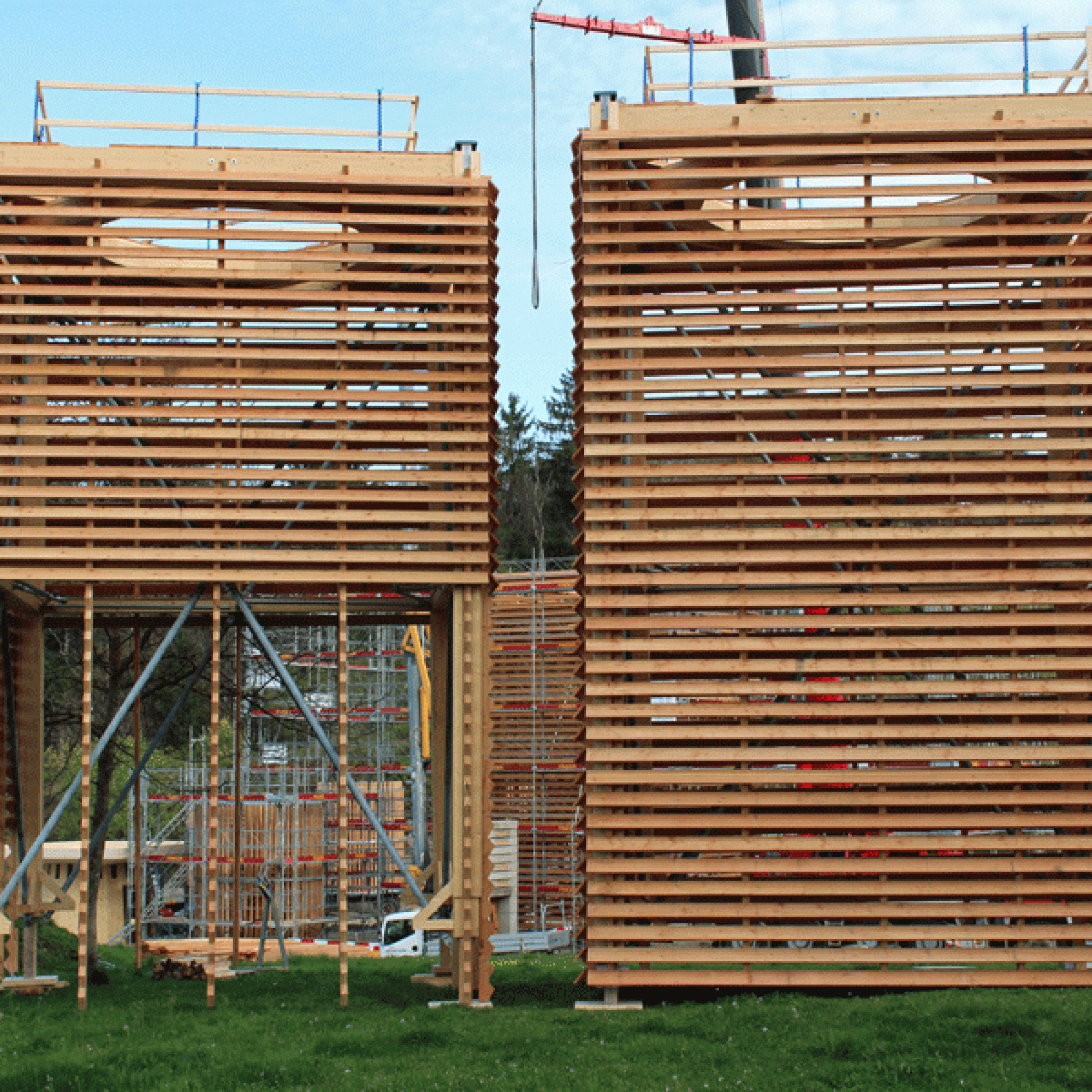 Zwei der drei Turmelemente, die die Aussenfassade bilden. (Bild: Pascale Boschung)