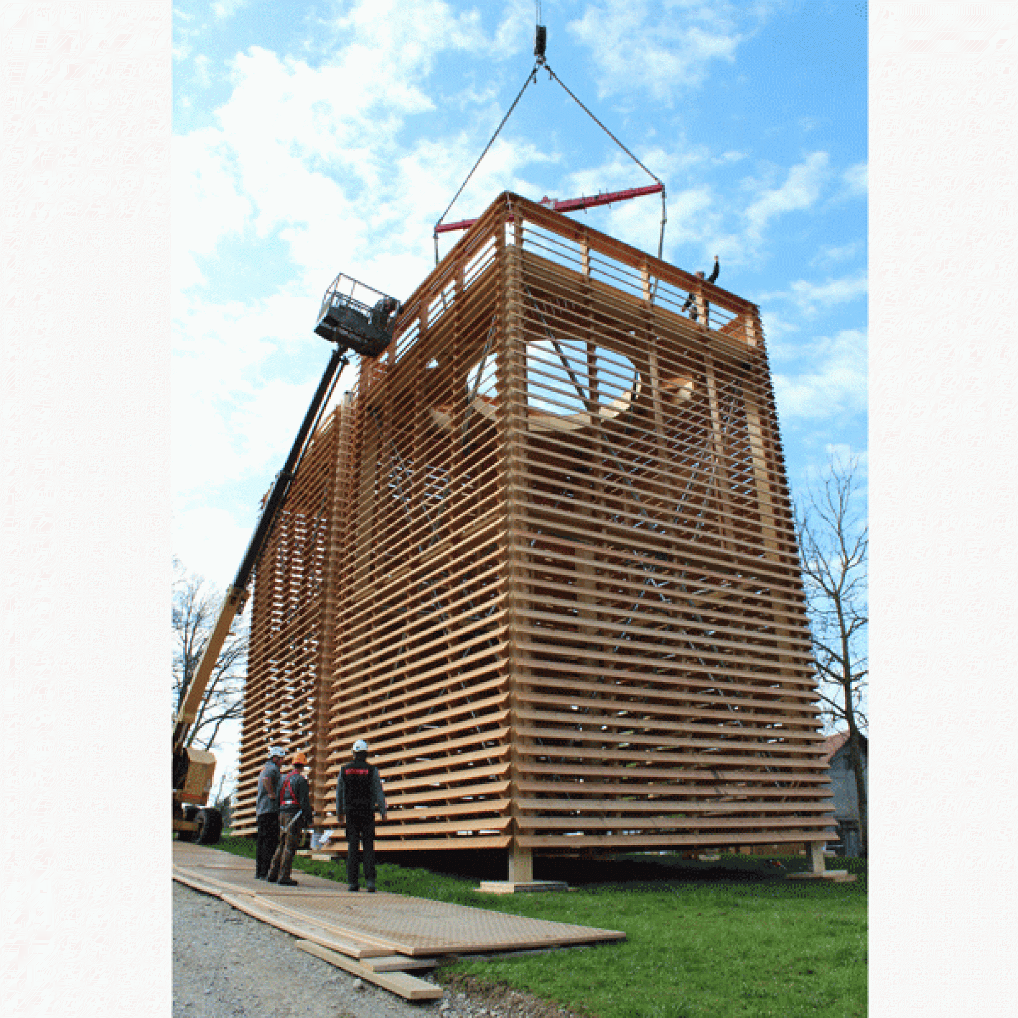 Das Fassadenelement ist in Position und bereit für die Fertigstellung des Napoleonturms. (Bild: Pascale Boschung)