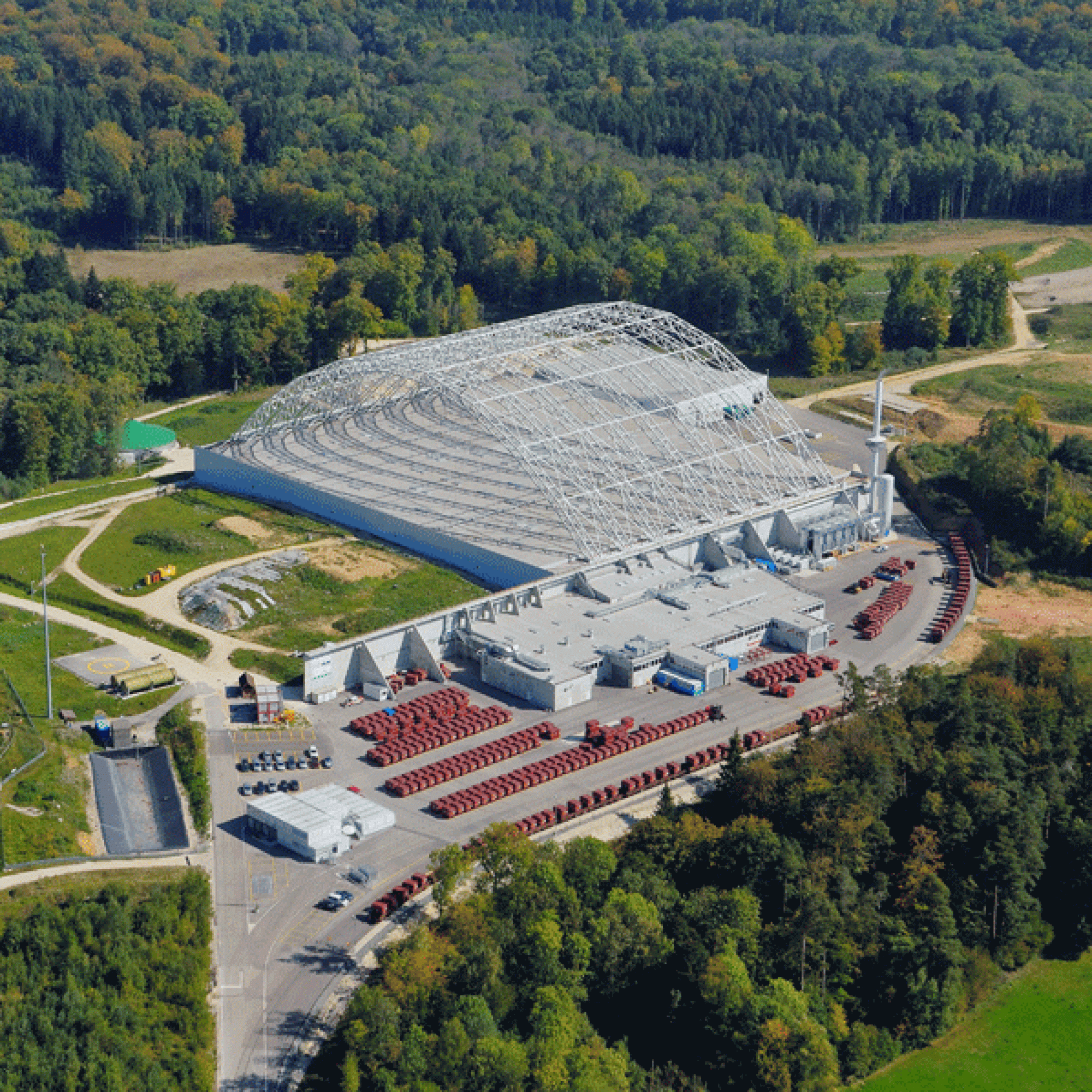 Für die Sanierung des Grundes wurde eine Halle über der ehemaligen Deponie errichtet. (bci Betriebs AG)