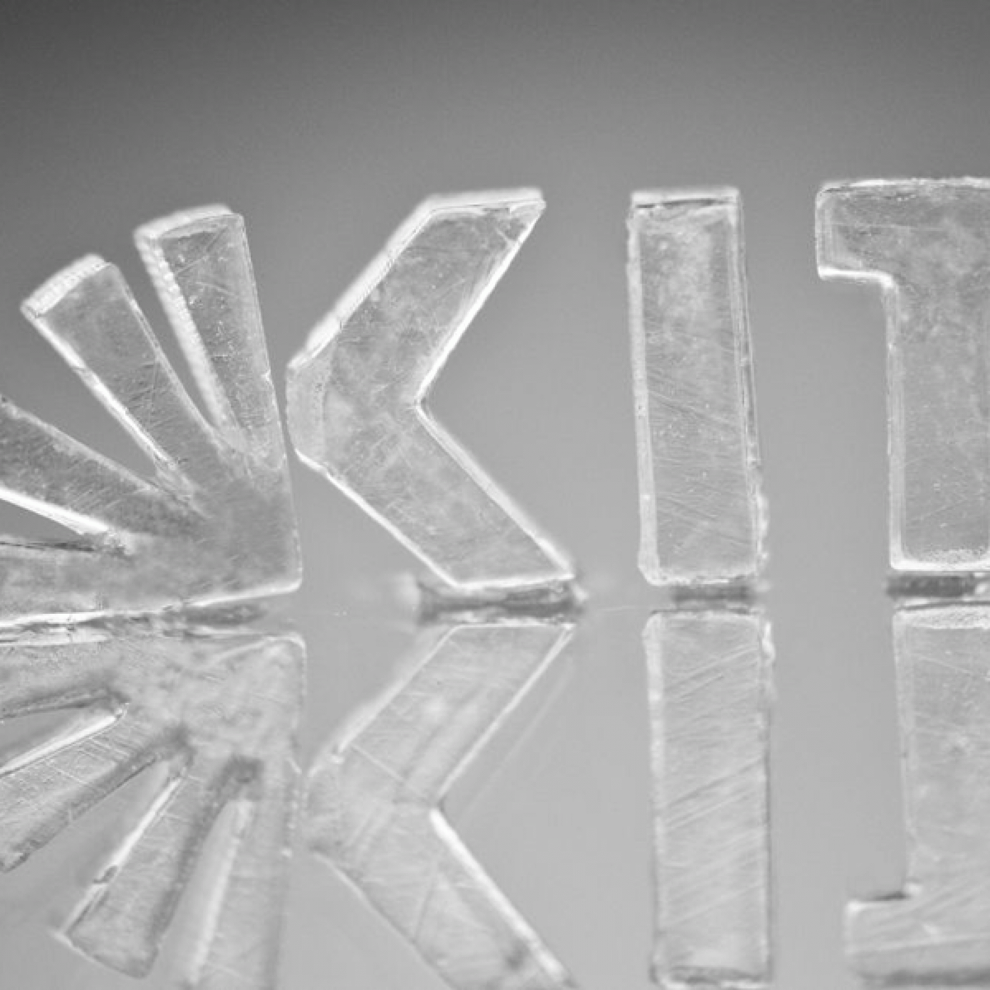 Dieses Logo des Karlsruher Instituts für Technologie besteht aus Glas und kommt aus dem 3D-Drucker. (KIT)