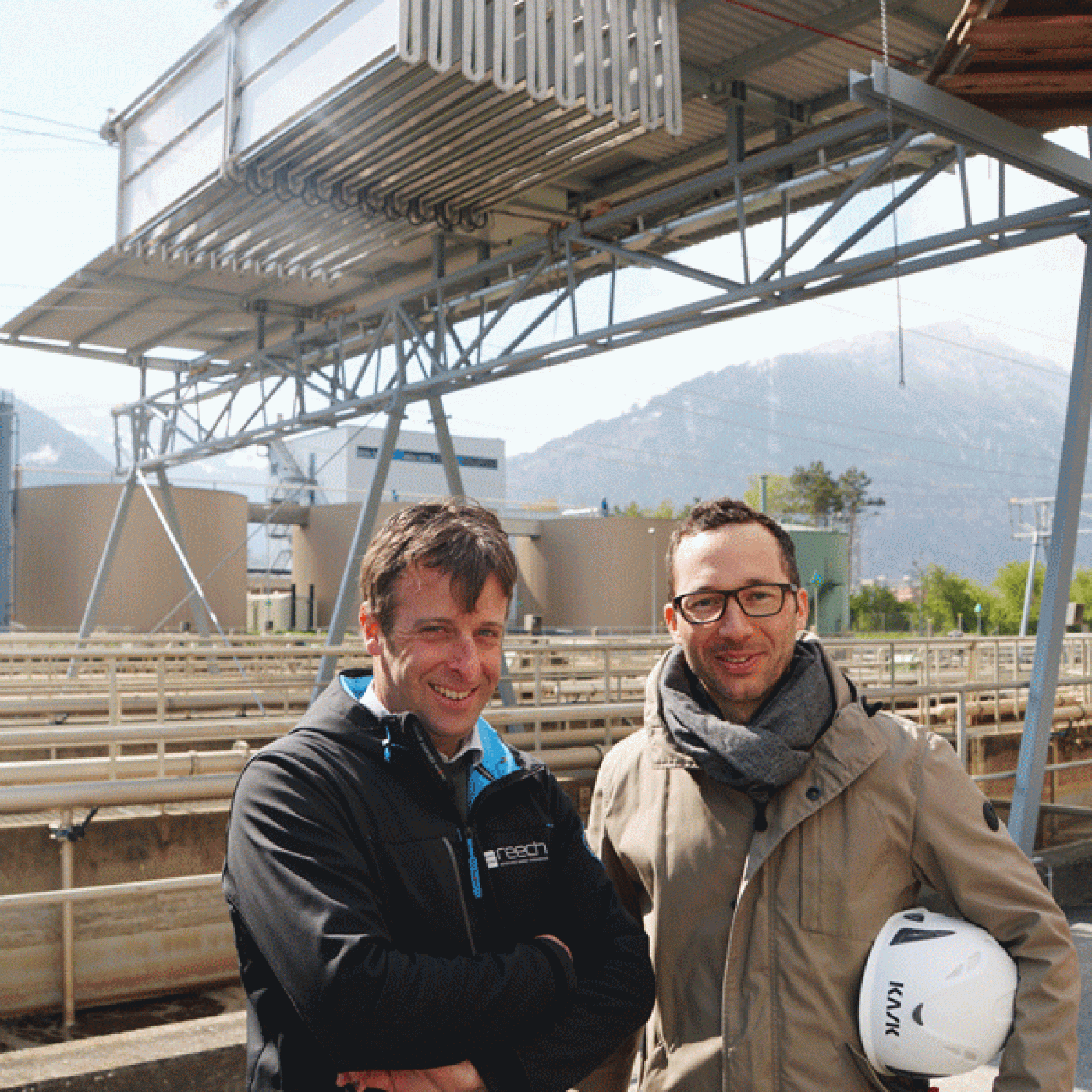 Zwei Jungunternehmer besetzen mit ihrem faltbaren Solarkraftwerk eine Nische: Andreas Hügli (links) und Gian Andri Diem von der DHP Technology AG.