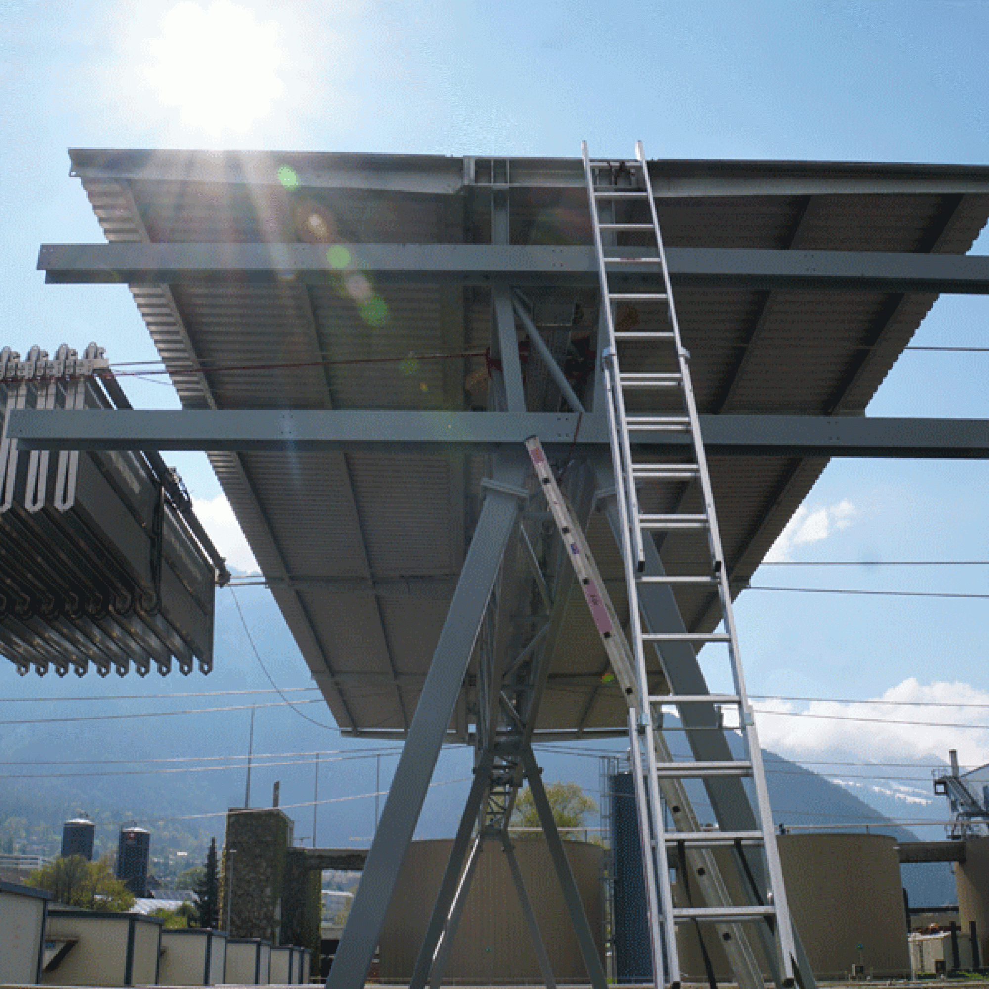 Die glasfreien Photovoltaik-Leichtmodule hängen fünf Meter über dem Klärbecken an Tragseilen.