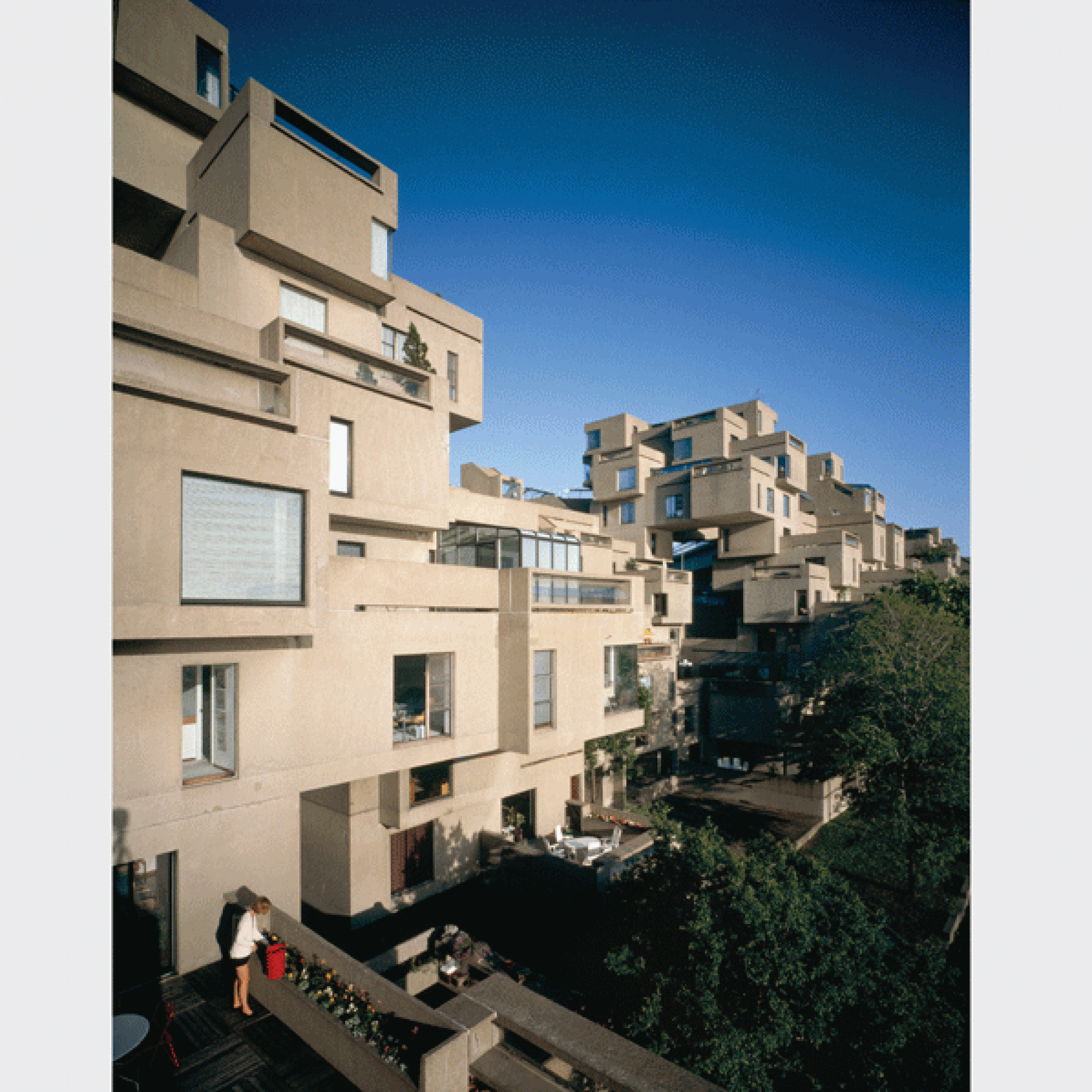 Zahlreiche Terrassen und Balkone sorgen für Grün. (Tomthy Hursley)