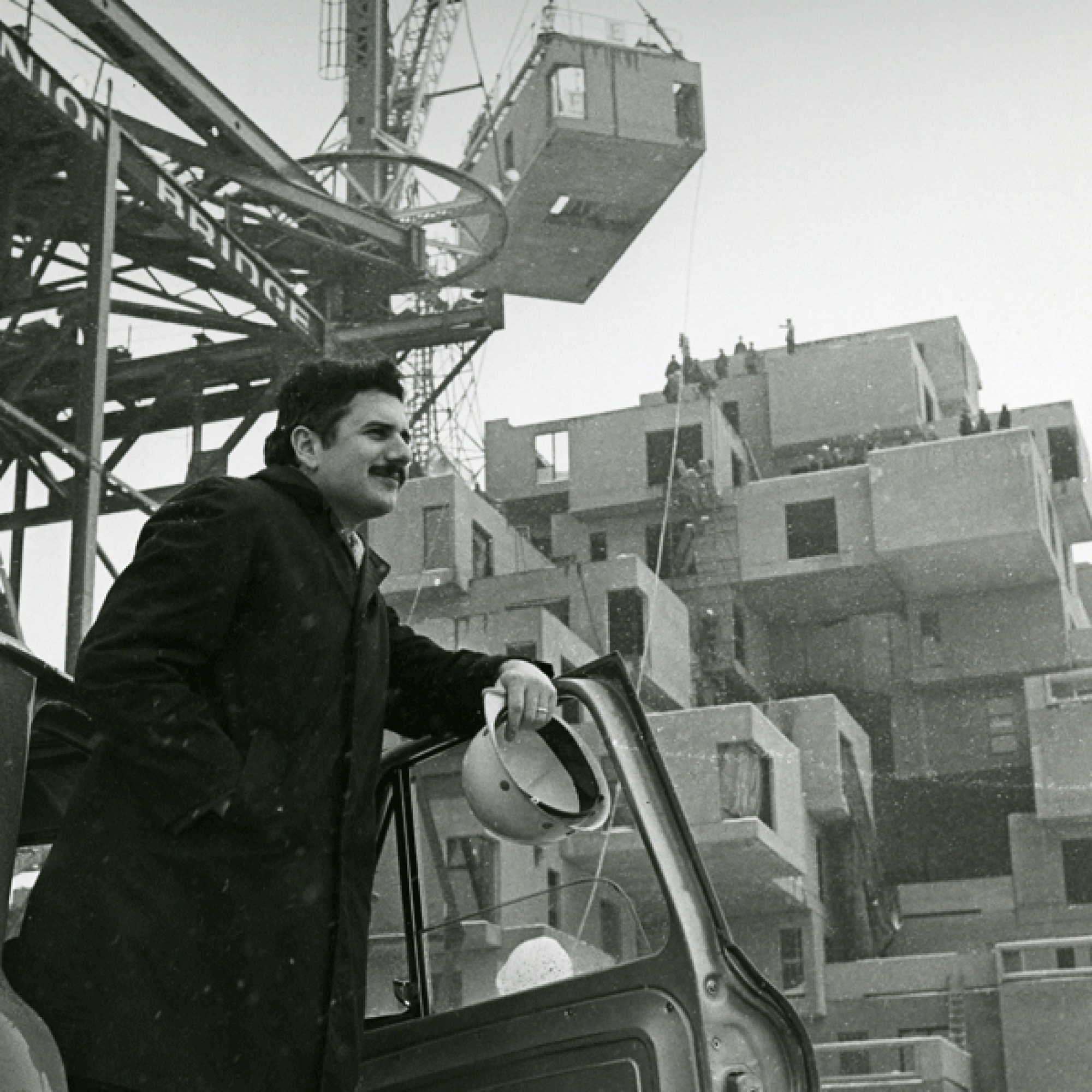 Moshe Safdie auf der Baustelle der Siedlung. (Collection of Safdie Architects)