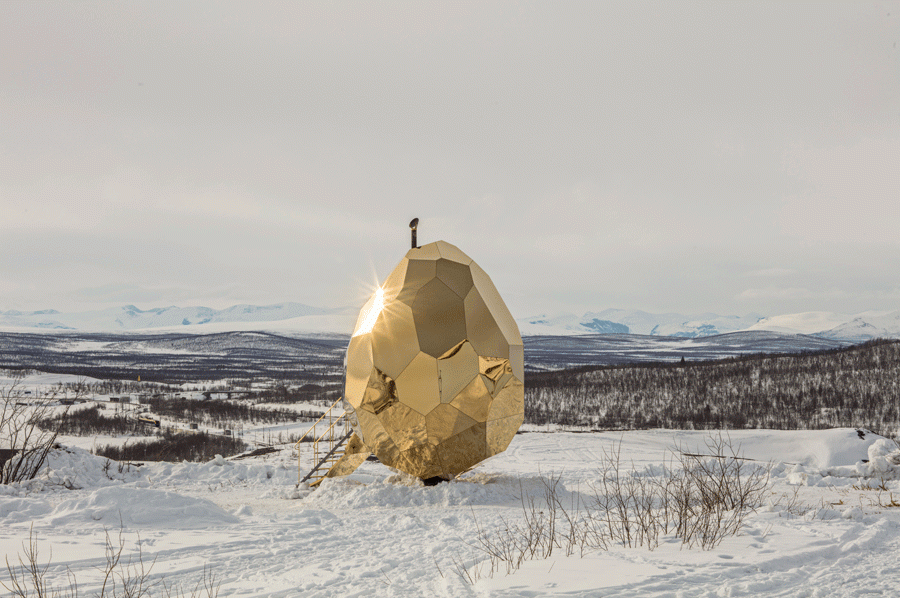 Goldenes Ei in der Landschaft