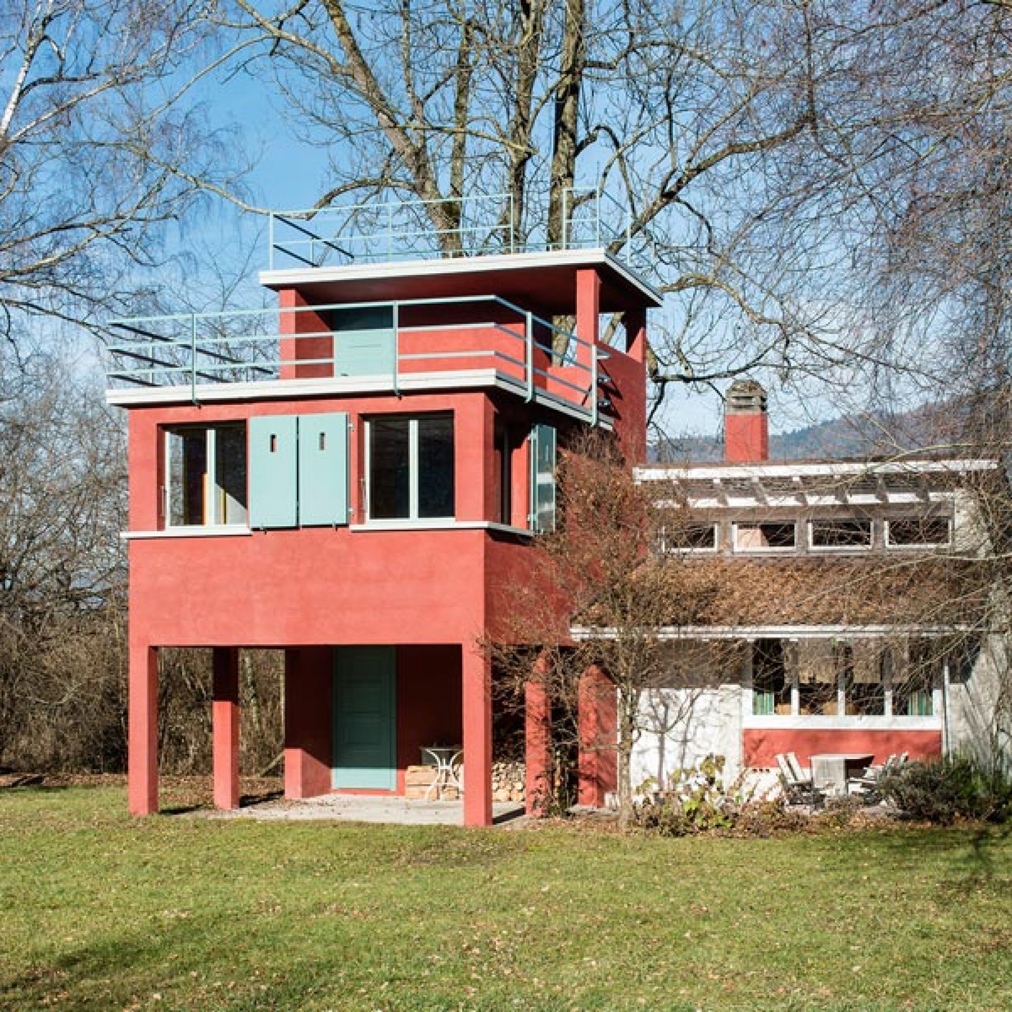 Das Badehaus wurde 1930 vom Thuner Architekt Jacques Wipf erbaut. Karl Müller-Wipf erweiterte das Badehaus 1954 um einen Wohnraum mit Kochgelegenheit, ein charakteristisches, bis ins Detail durchgestaltetes Werk der 1950er-Jahre. Mit dem Anbau, der sich d