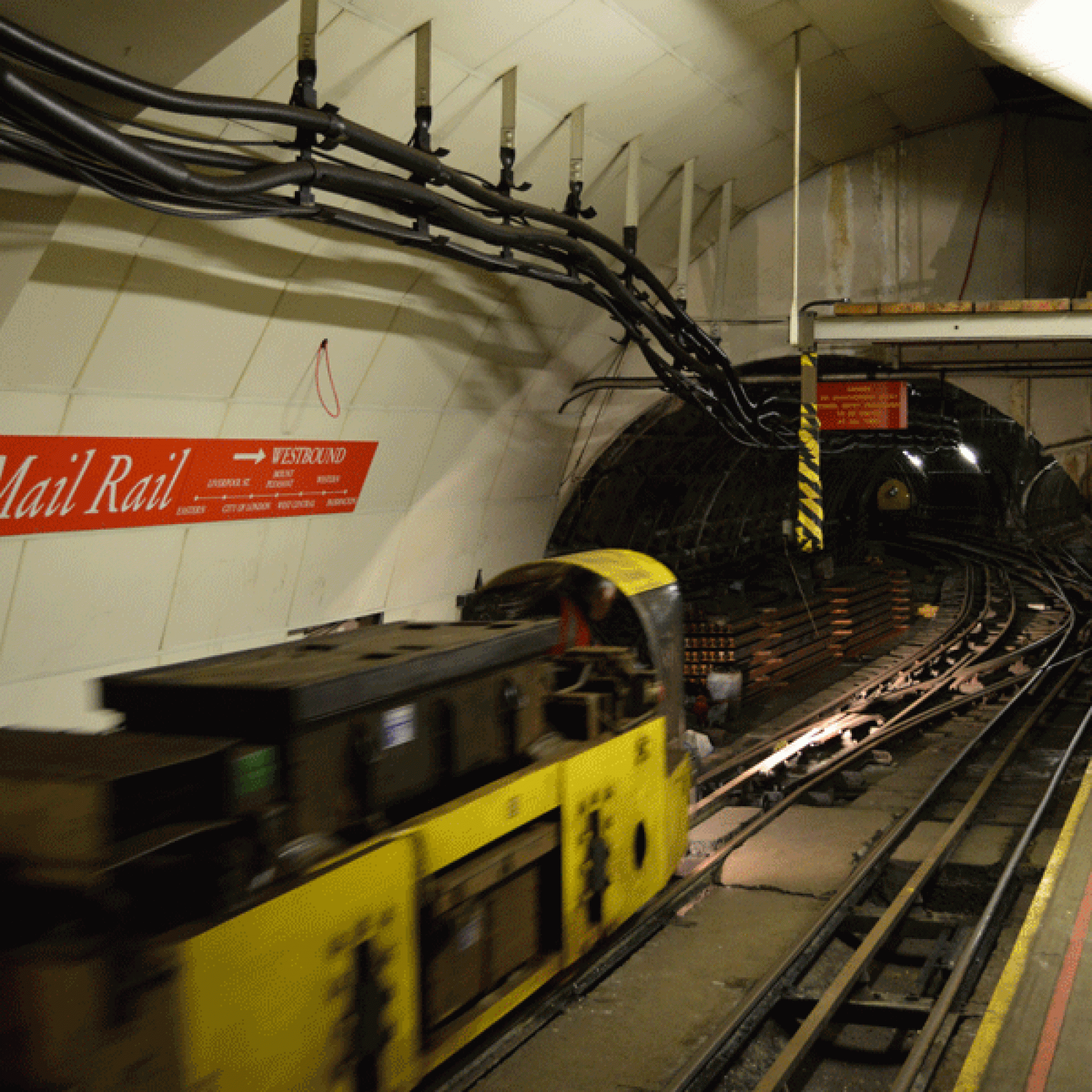 Ein neueres Modell der «Mail Rail» setzt sich in Bewegung. (Bild: Matt Brown wikimedia CC BY 2.0) 