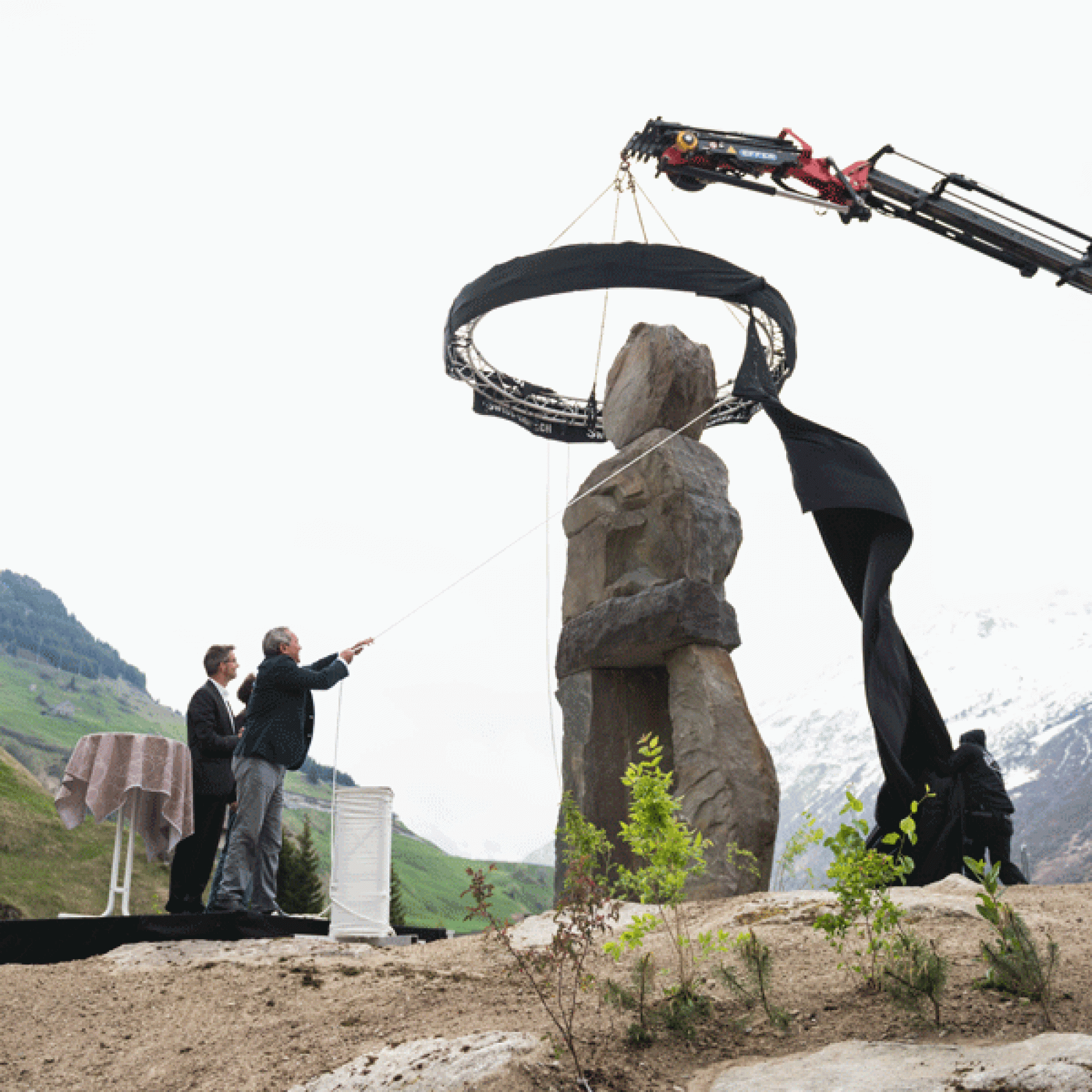 Das Geheimnis ist gelüftet: Die sieben Meter hohe Steinskulptur in Andermatt. (Bild: zvg)