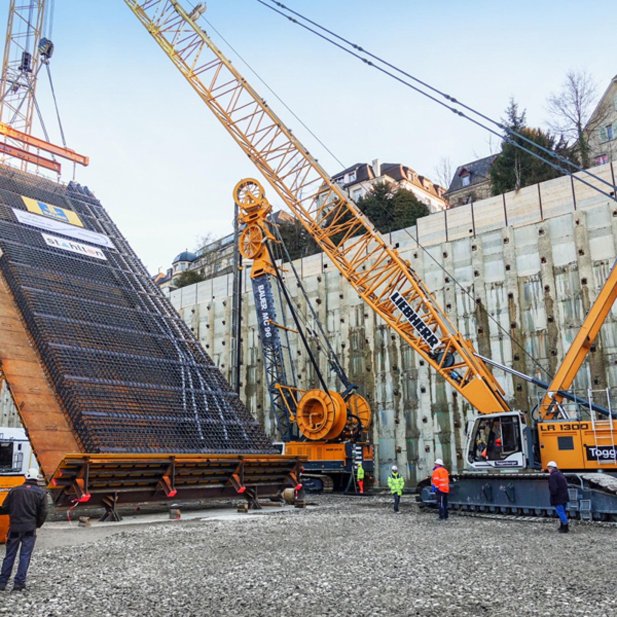 Für die Hangsicherung am Standort des neuen Forschungs- und Laborgebäudes der ETH wird die Bewehrung in die dafür vorgesehene Schlitzwand abgesenkt.