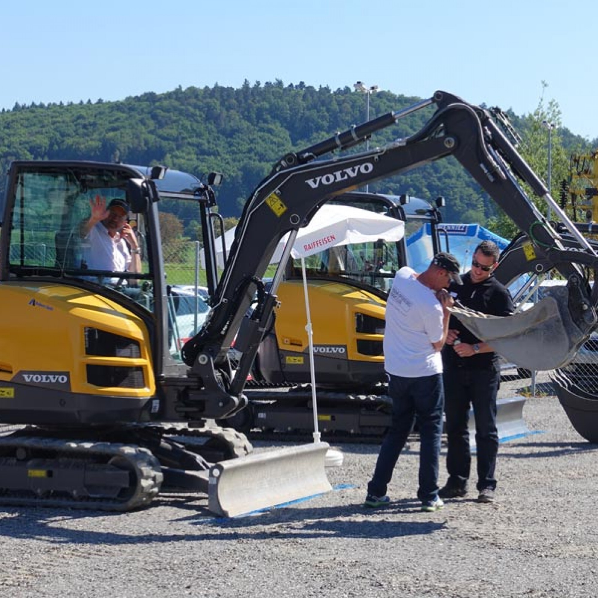 Vorbereitungen für die Wettkämpfe der Volvo Challenge. Die Bagger werden präpariert, an der Schaufel ein kleiner Löffel befestigt. (Alle Fotos: Claudia Bertoldi)