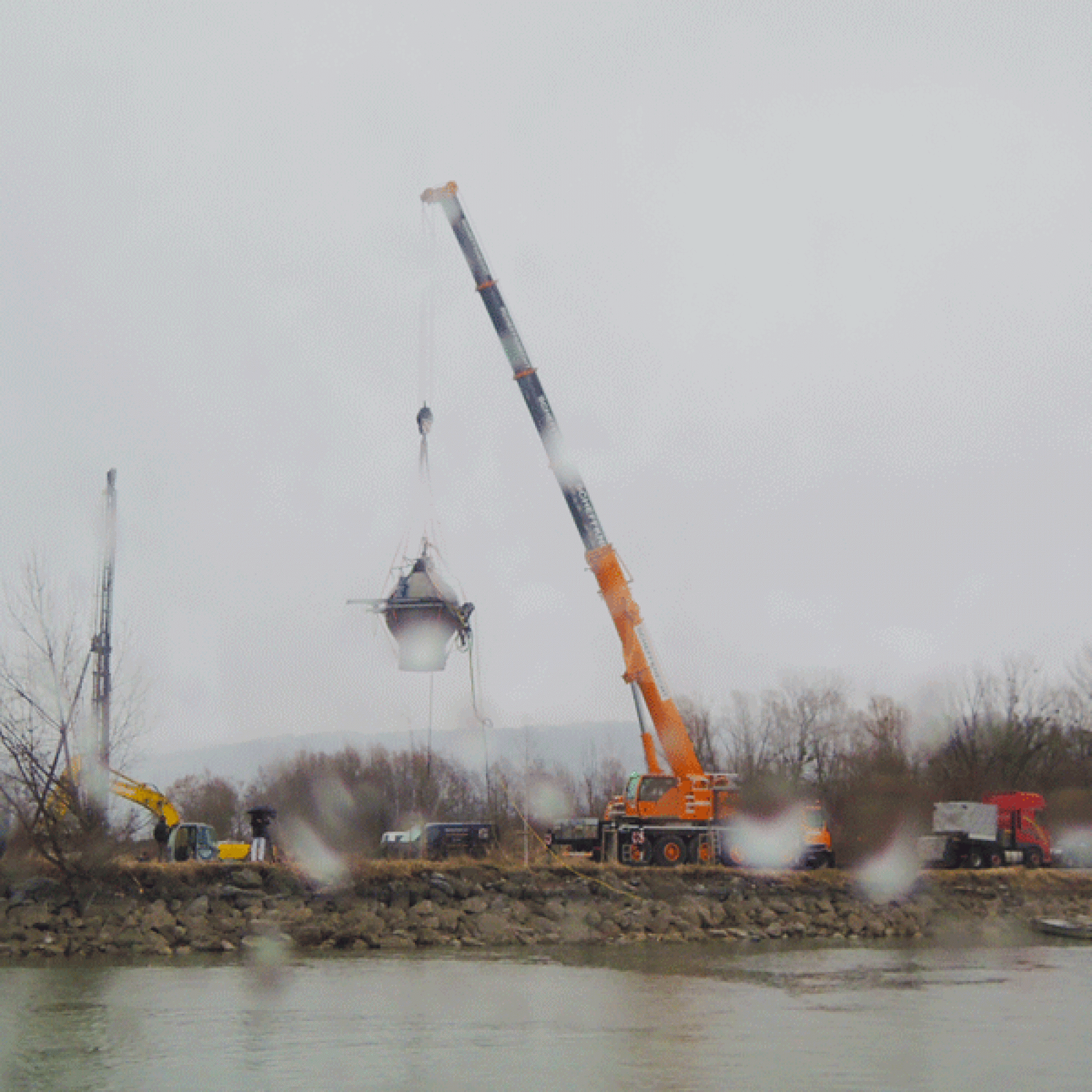 Die Betonkugel wird zum Bodensee transportiert… (Bilder: Fraunhofer Iwes/Energiesystemtechnik)