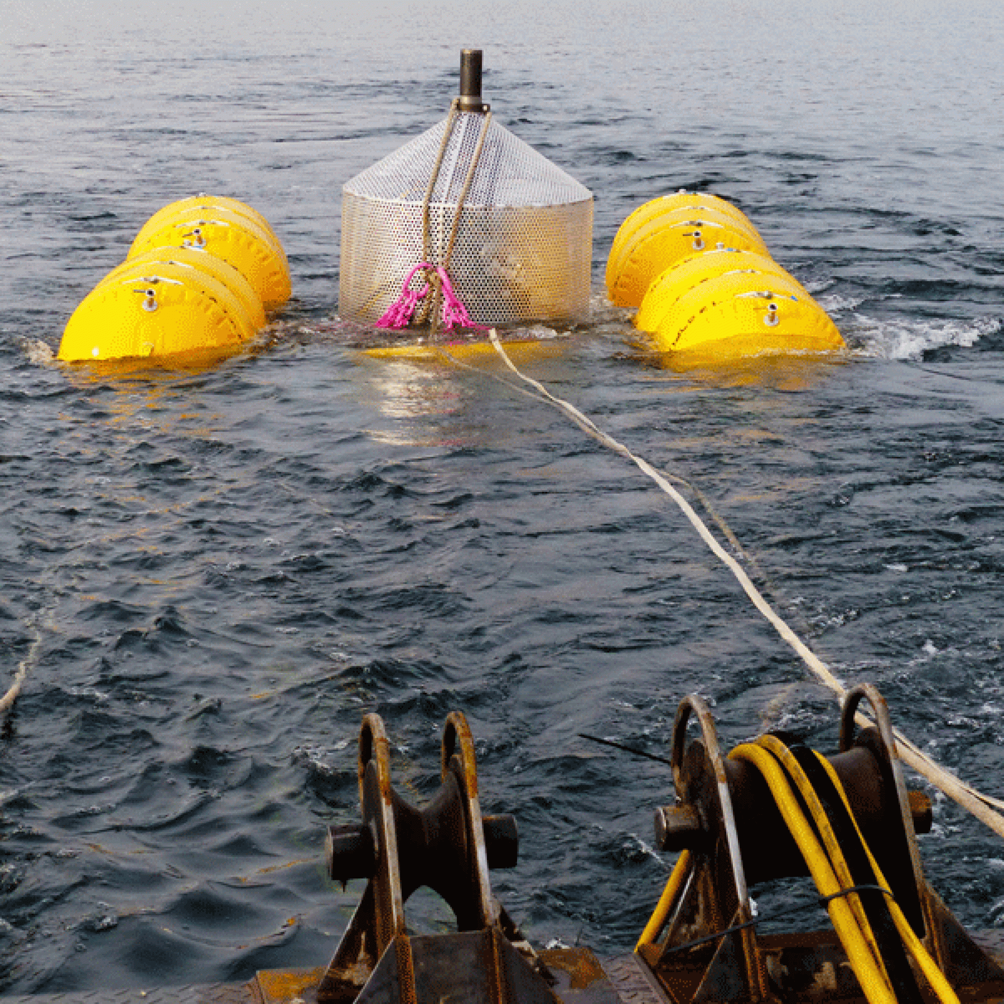 Im Wasser abgesetzt, wird vorsichtig die Luft abgelassen,…