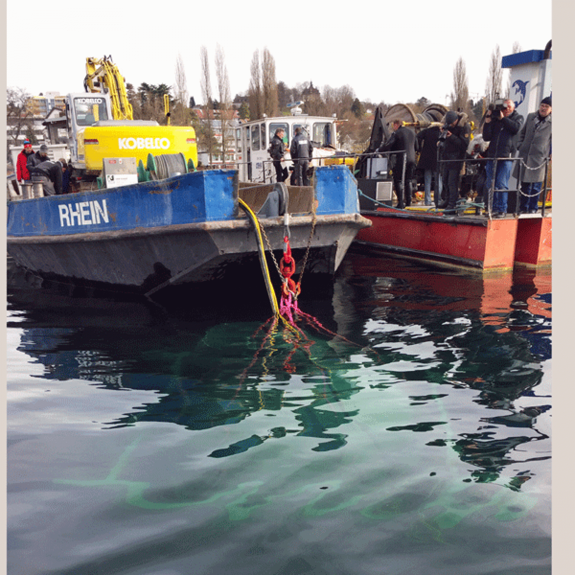 Der hohle Speicher wird während seiner Reise zum Grund an einer Seilwinde geführt.