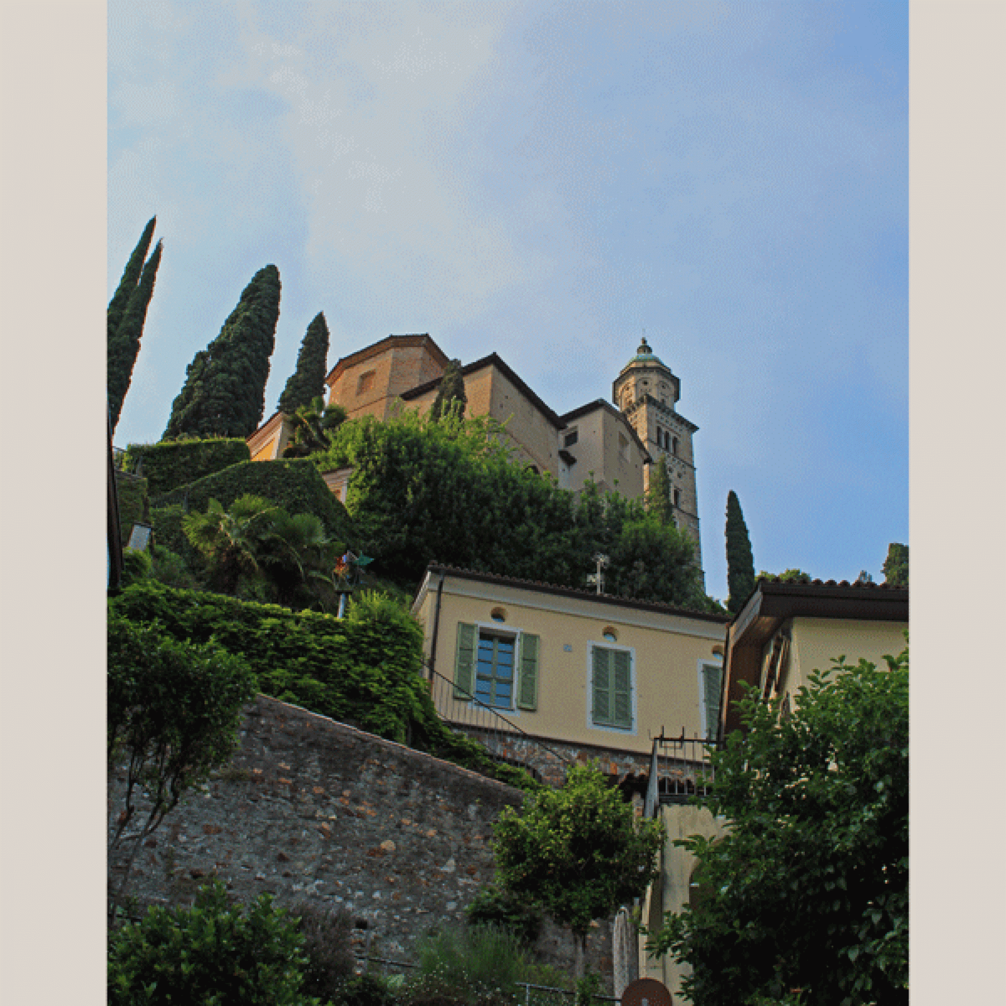 Die wohl bekannteste Sehenswürdigkeit von Morcote ist die Pfarrkirche Santa Maria del Sasso. Der Sakralbau in renaissance-barockem Stil wurde in verschiedenen Etappen erbaut.