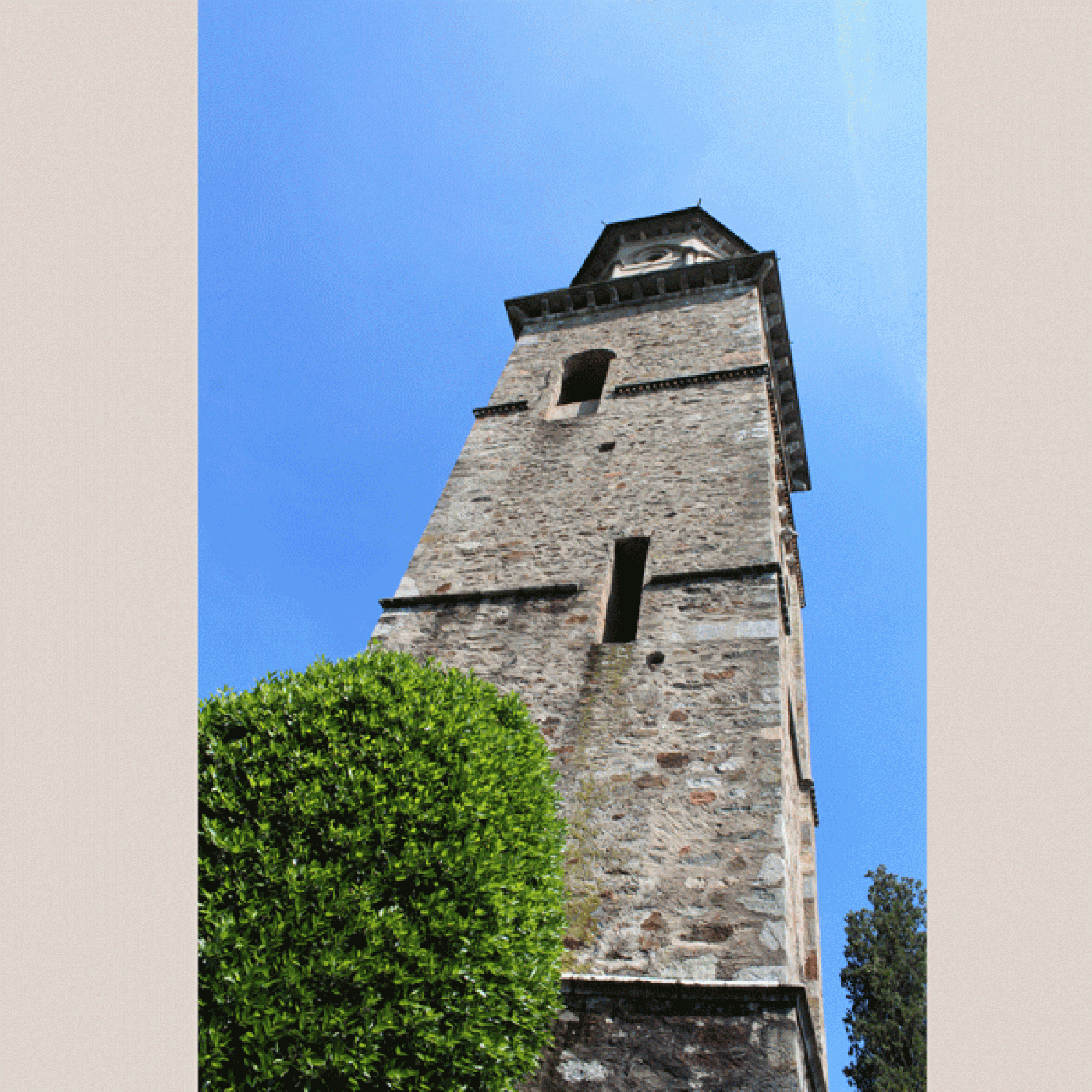 Der spätromanische Glockenturm wurde im 16. Jahrhundert um einen achteckigen Oberbau samt Kuppel erweitert.