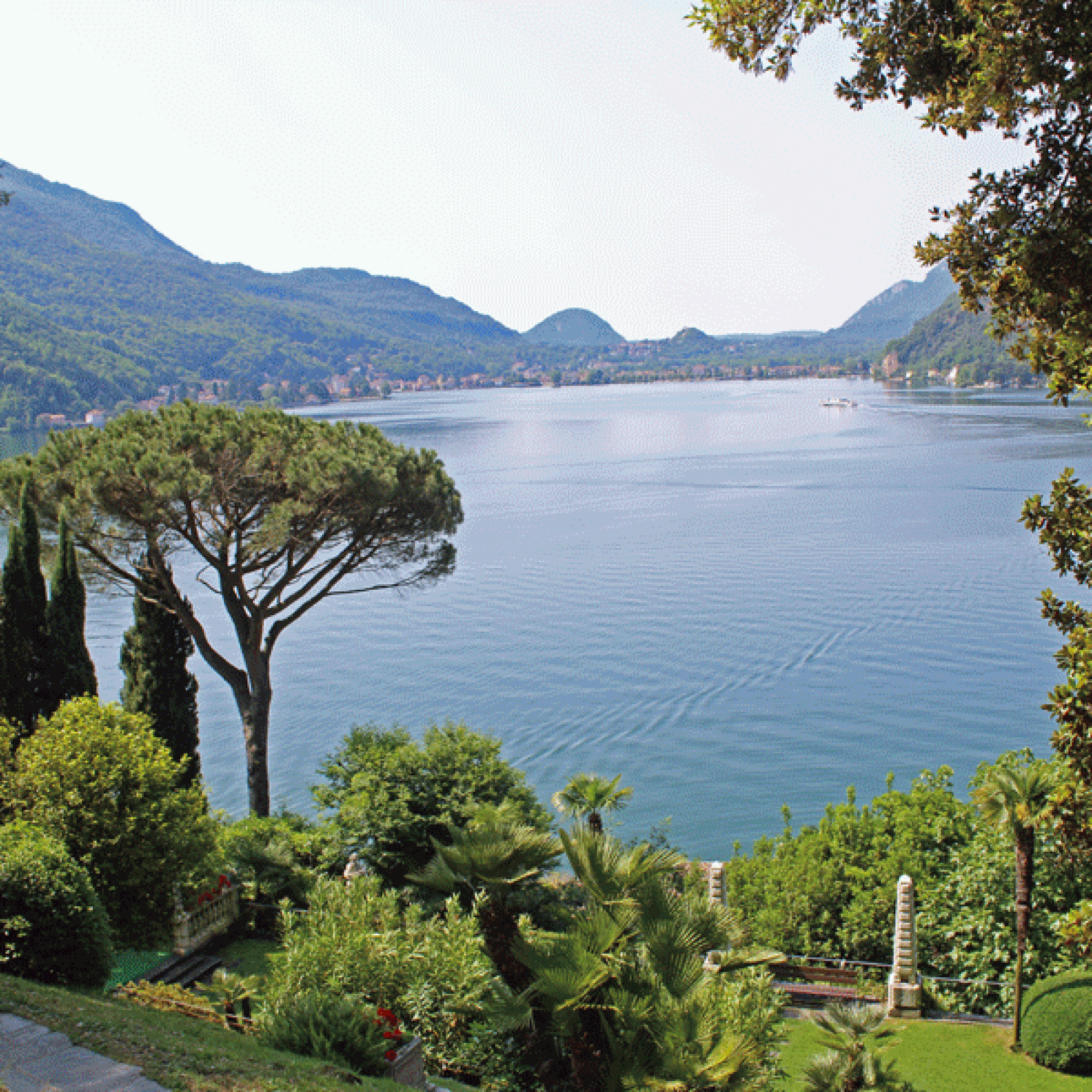 Der Parco Scherrer schmiegt sich wie das Dorf an den Berg und bietet eine fantastische Aussicht auf den Luganersee.