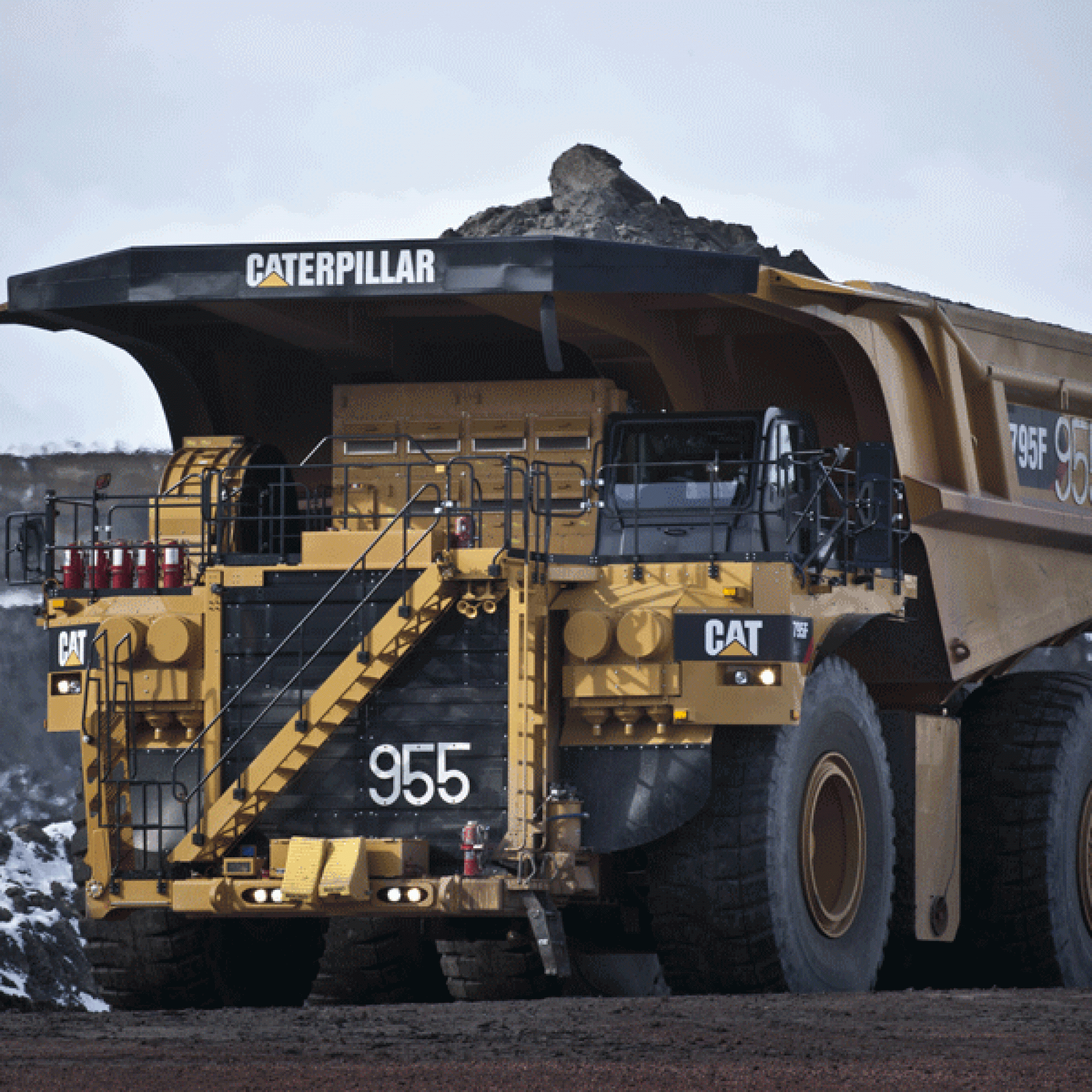 Mit einer Nutzlast von 313 Tonnen landet der Caterpillar 795F AC auf Platz sieben. Der Laster mit amerikanischer Herkunft ist über sieben Meter hoch – mit gekippter Mulde sogar über 15 Meter.