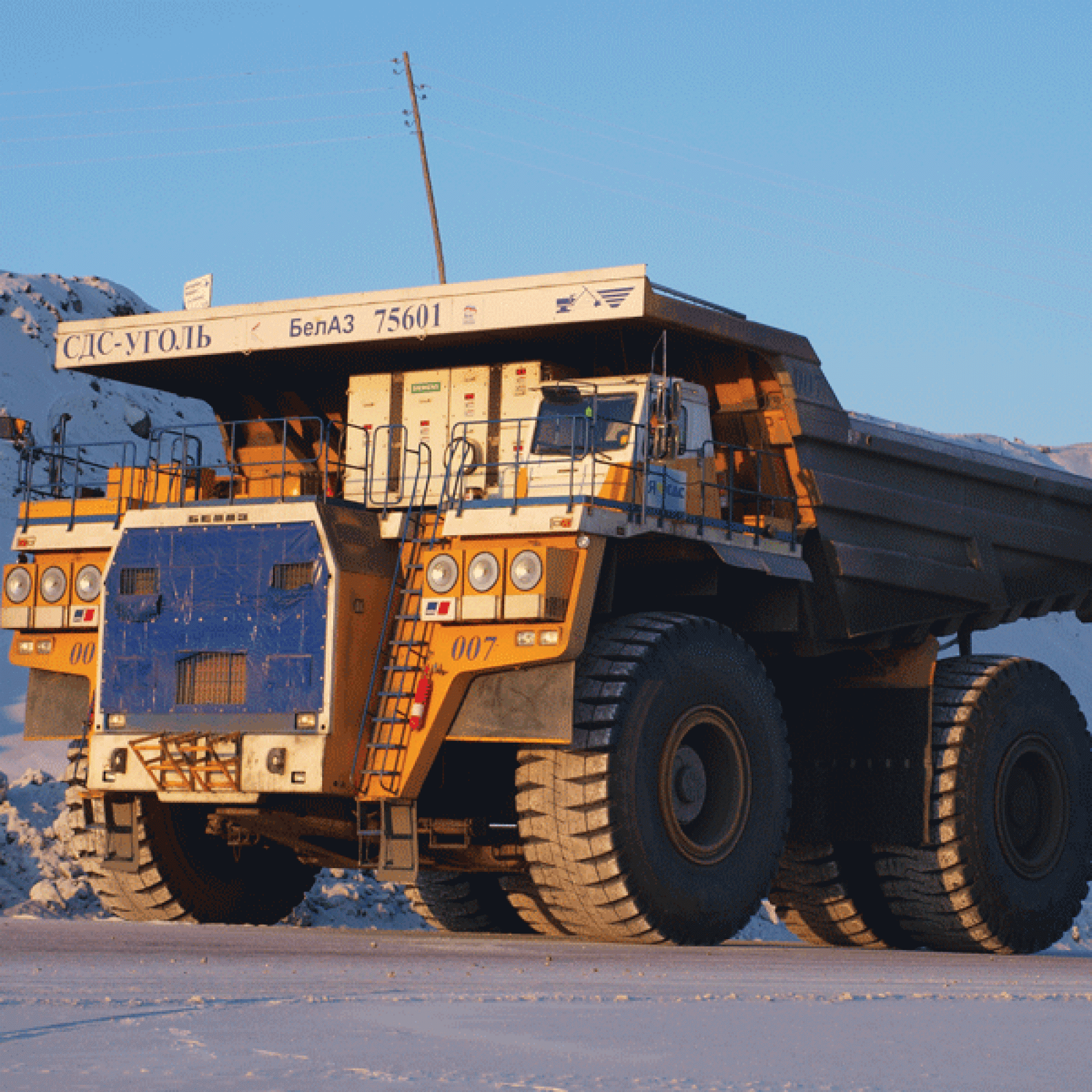 Vom weissrussischen Hersteller Belaz entwickelt, mischt der Belaz 75600 in der Liga der ganz grossen Maschinen mit. Seine Länge beträgt ganze 15,5 Meter, in der Breite misst er 9,45 Meter und in der Höhe kommt er auf bis zu 7,47 Meter. Mit seiner überdime