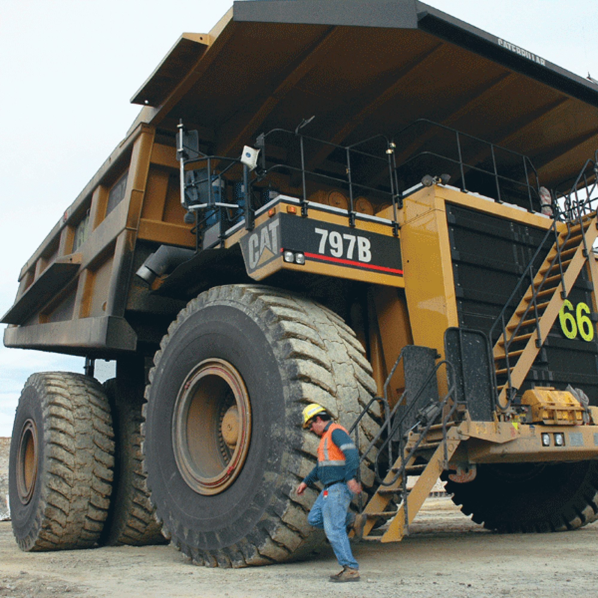 Mit einer Breite von fast 10 Metern geht der dritte Platz wohlverdient an den Caterpillar 797. Der monströse Laster bringt ein Gewicht von knapp 690 Tonnen auf die Waage. Auch bei den PS lässt er nicht nach und kann eine Höchstleistung von 4055 Pferdestär