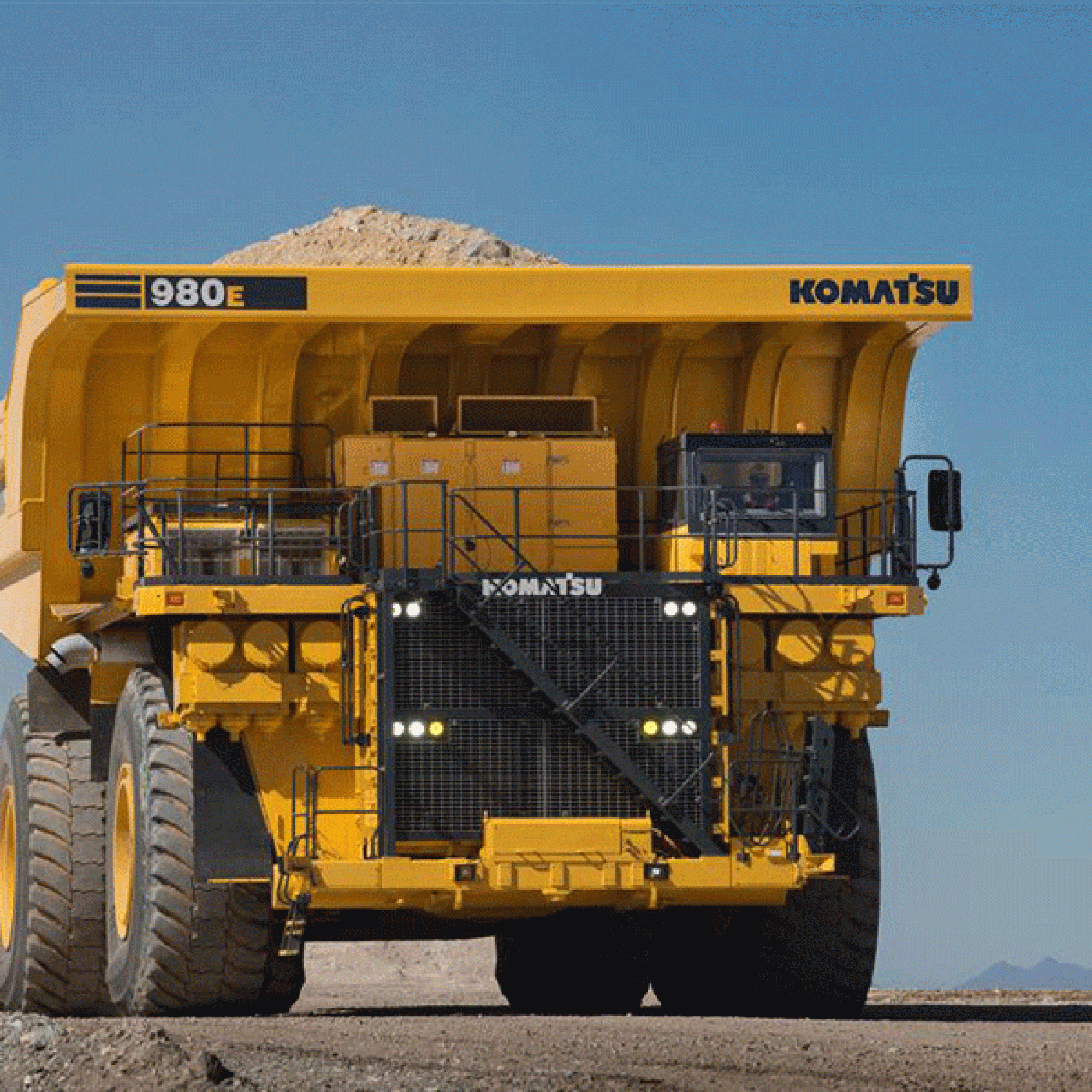 Langsam findet das Ranking ein Ende: Auf Platz 2 liegt der grosse Bruder des Sechsplatzierten Komatsu 960E-2. Dieser Laster sei ein wahrer Gigant, wie maschinensucher.de schreibt. Mit über zehn Metern ist er der breiteste Truck in den Top 10. Seine Nutzla