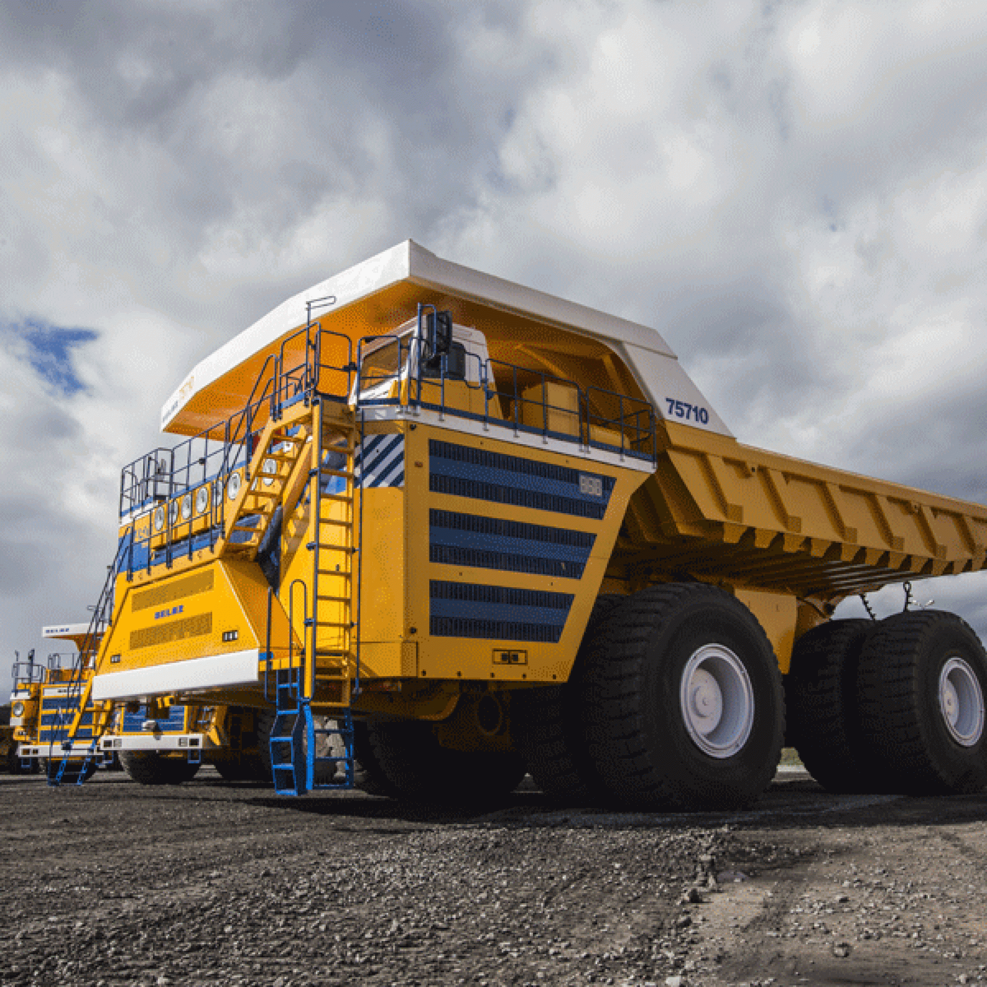 Und zu guter Letzt: Platz 1 belegt der unglaubliche Belaz 75710, welcher mehr als 20 Meter lang, über 8 Meter hoch und 9,75 Meter breit ist. Das seien in etwa die Ausmasse eines Doppelhauses, wie maschinensucher.de dazu schreibt. Das Monster mit weissruss