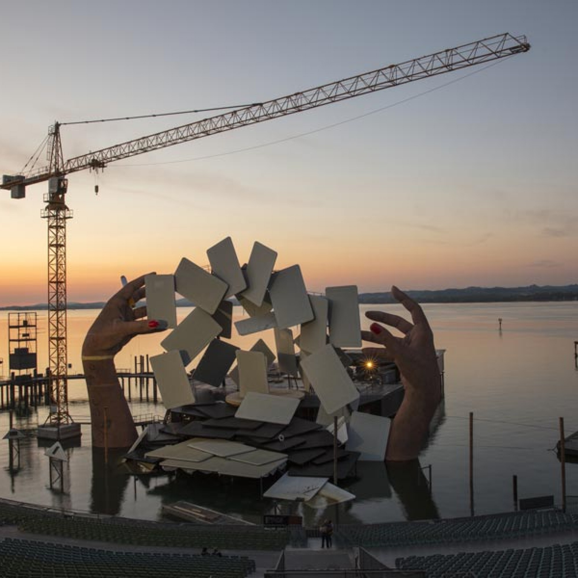 Turmdrehkrane bauen das Bühnenbild für die Oper "Carmen" in Bregenz. 