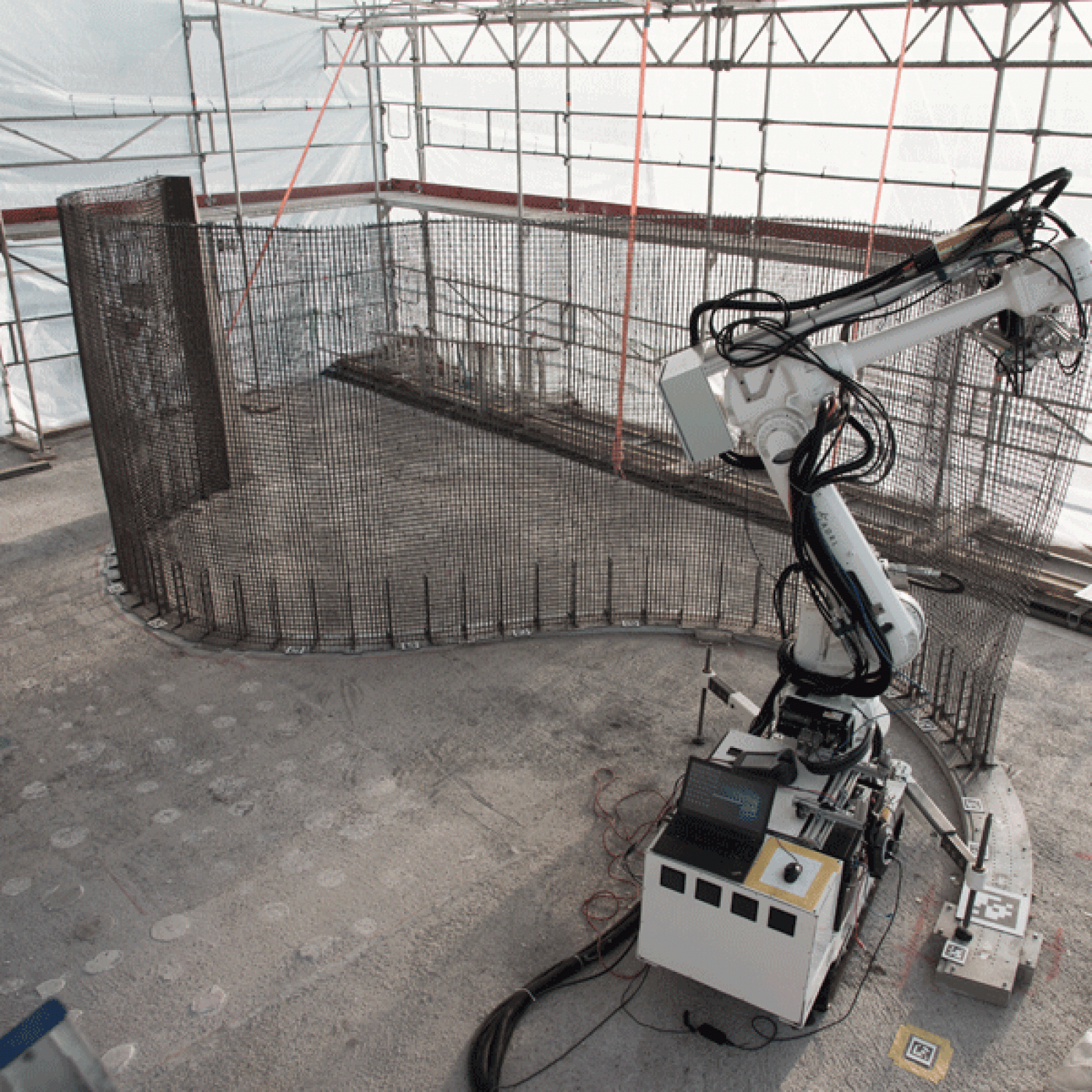 Der Bauroboter «In situ Fabricator» baut ein Stahldrahtgitter. 
