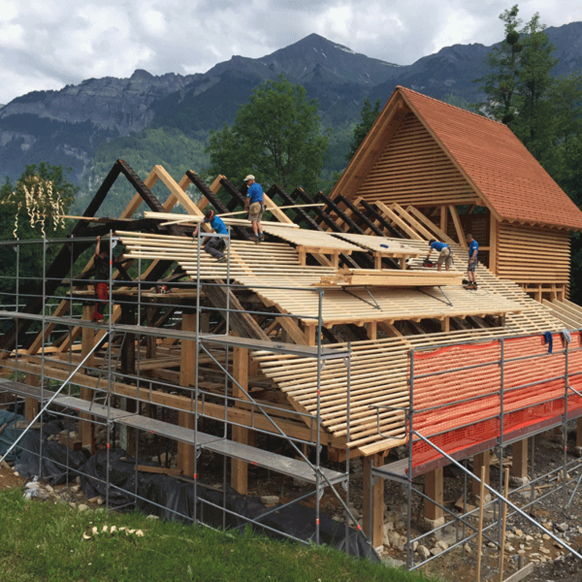 Das Gebäude wurde in monatelanger Arbeit Stein für Stein in Péry abgebaut und in der Hauslandschaft Jura wieder errichtet.