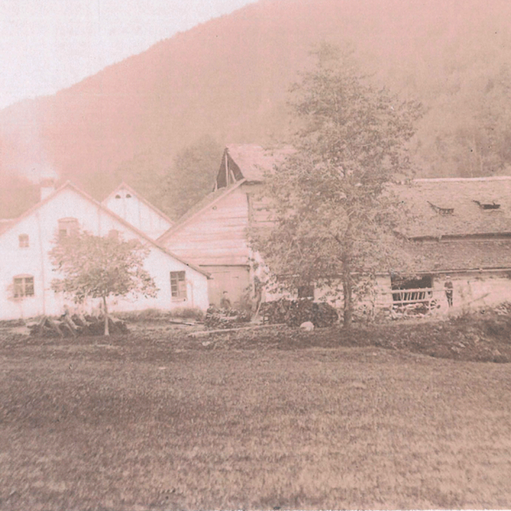 Der hölzerne Turmaufbau über dem steinernen Brennofen wurde anhand eines Fotos aus dem Jahr 1903 erbaut.