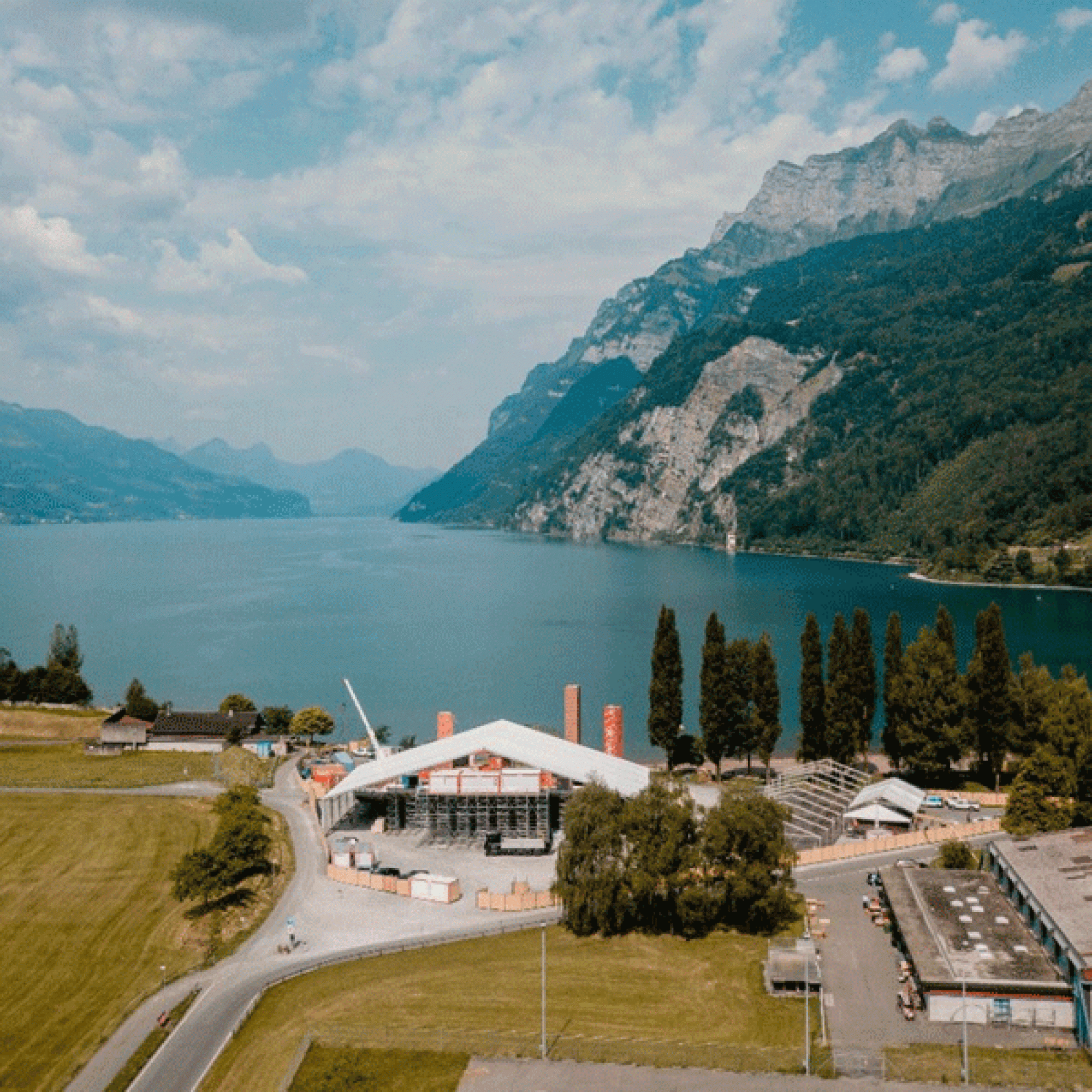 Der Bühnenaufbau läuft auf Hochtouren. (Bilder: David Biedert)