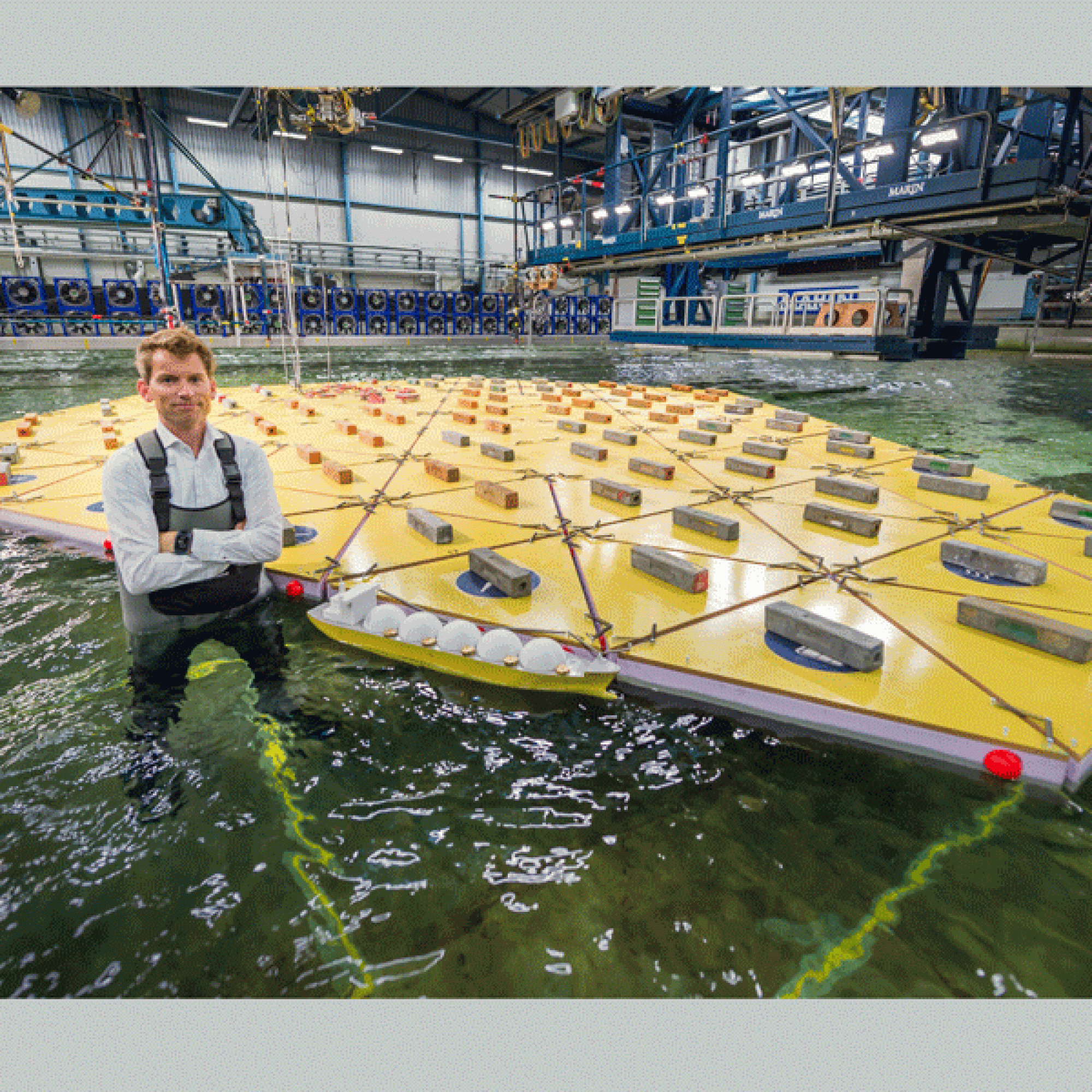 Mitarbeiter des Maritimen Forschungsinstituts der Niederlande um Projektleiter Olaf Waals haben einen Prototyp in einem 40x40 Meter grossen Offshore-Becken zu Wasser gelassen, um Dinge wie Strömung, Bewegung, Wind oder Wellen zu simulieren.