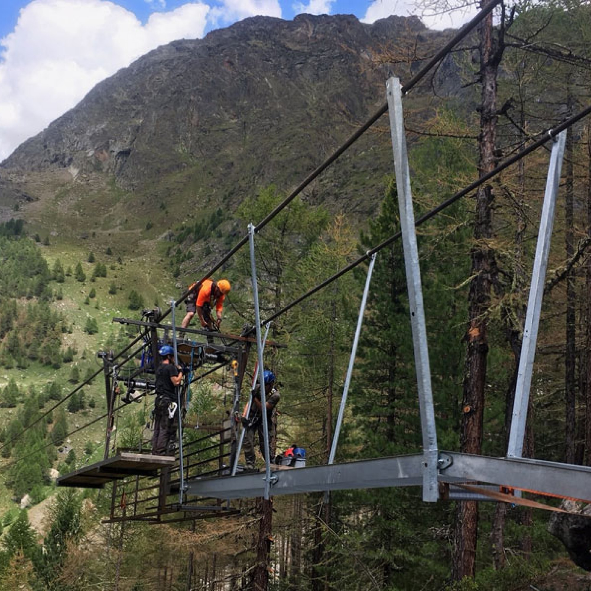 Die Endmontage der Elemente erfolgt in luftiger Höhe von einer eigens entwickelten Vorrichtung. (Bild: Theo Lauber SWISSROPE)