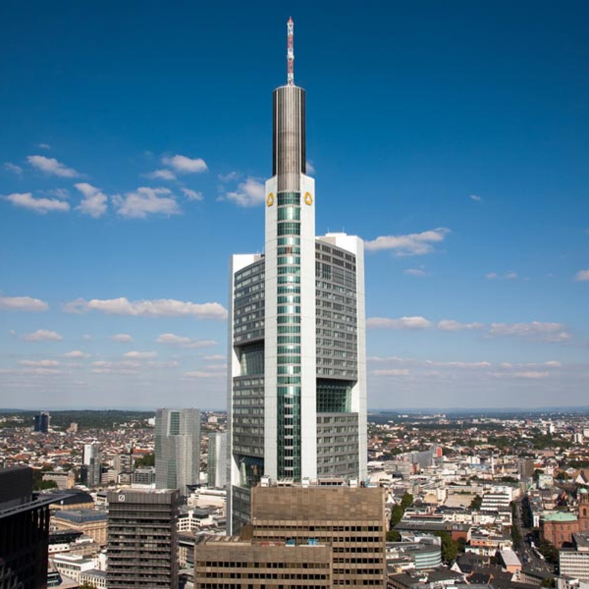 Ansicht des Commerzbank-Towers mit den an den Fassadenfronten versetzten Skygärten. (Fotos: Commerzbank AG)