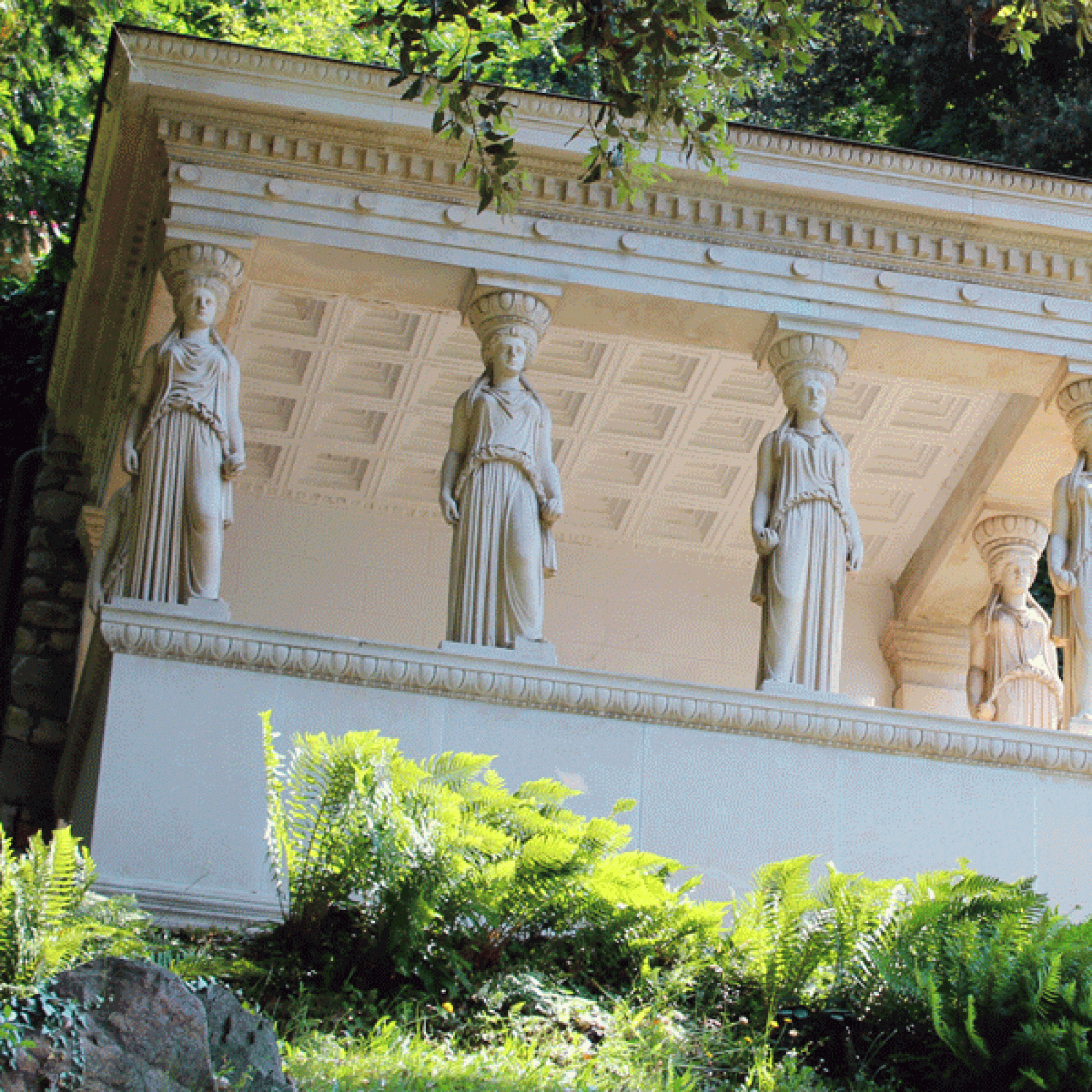 Das Erechtheion gehört zu den schönsten Bauten im Parco Scherrer.