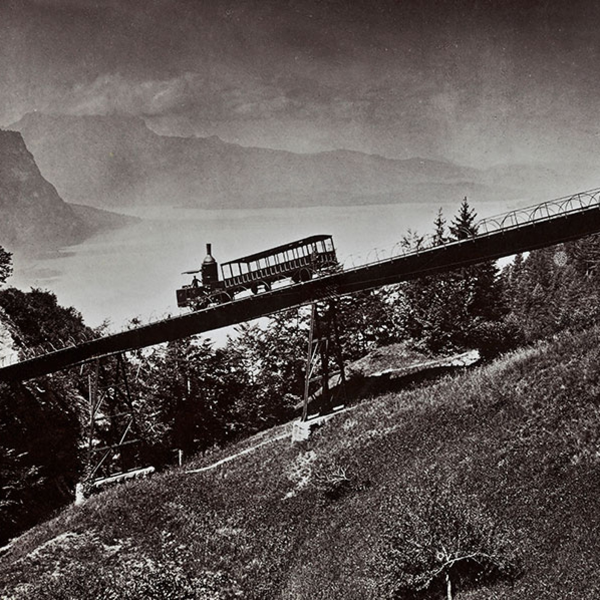 Die Rigi-Bergbahn führt über die Schnurtobelbrücke. Im Hintergrund sieht man den Vierwaldstättersee um 1875 . (Schweizerisches Nationalmuseum)