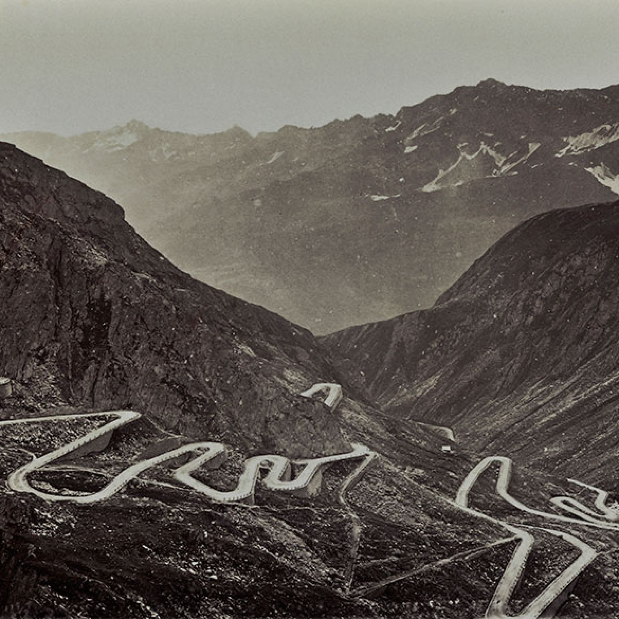 Serpentinenstrasse im Val Tremola am Südhang des Gotthardpasses, aufgenommen zwischen 1875 und 1900. (Schweizerisches Nationalmuseum) zwischen 1875 und 1900. (Schweizerisches Nationalmuseum)