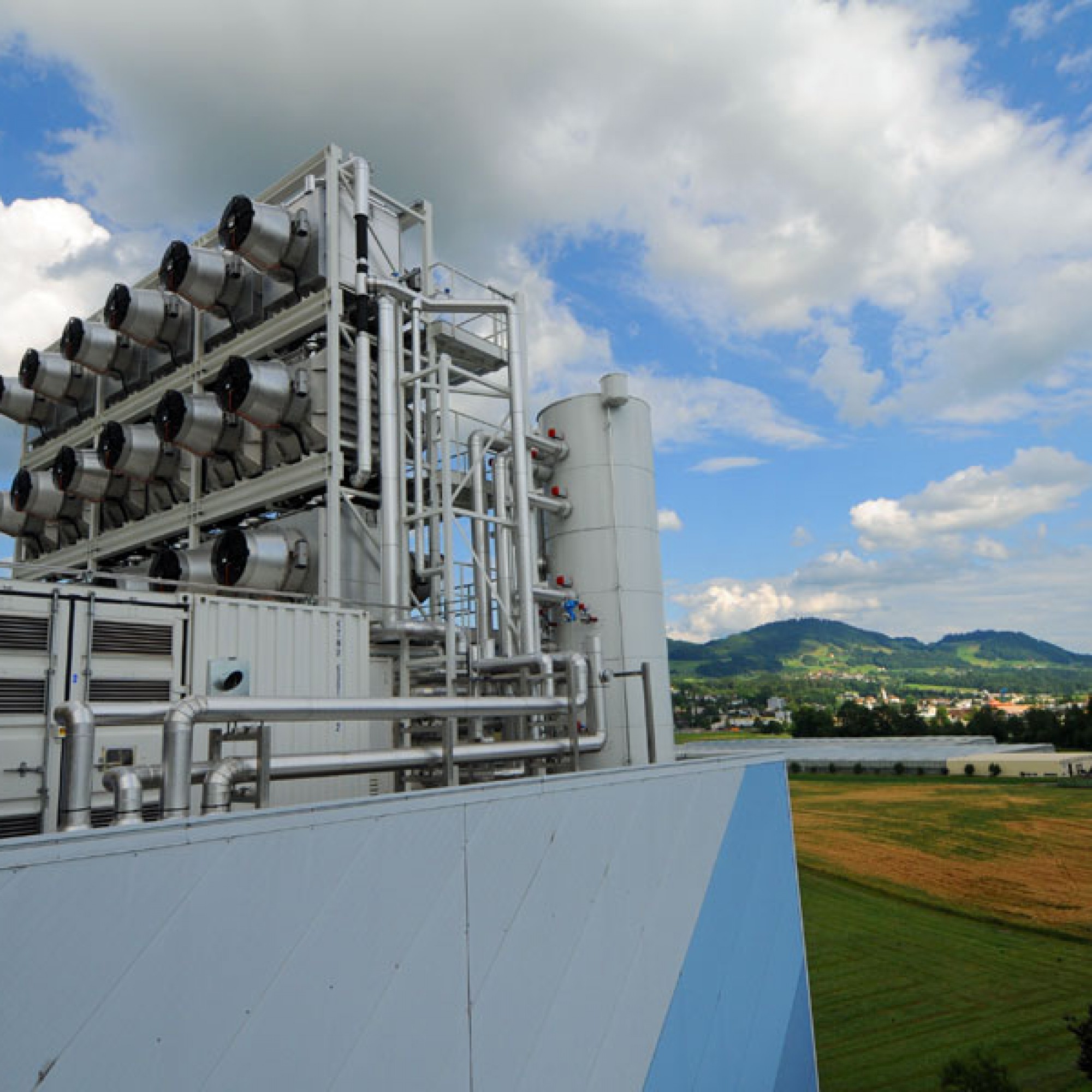 Symbolbild / Die Luftwäsche-Anlage in Hinwil filtert CO2 direkt aus der Umgebungsluft. (Bild: Michael Staub)