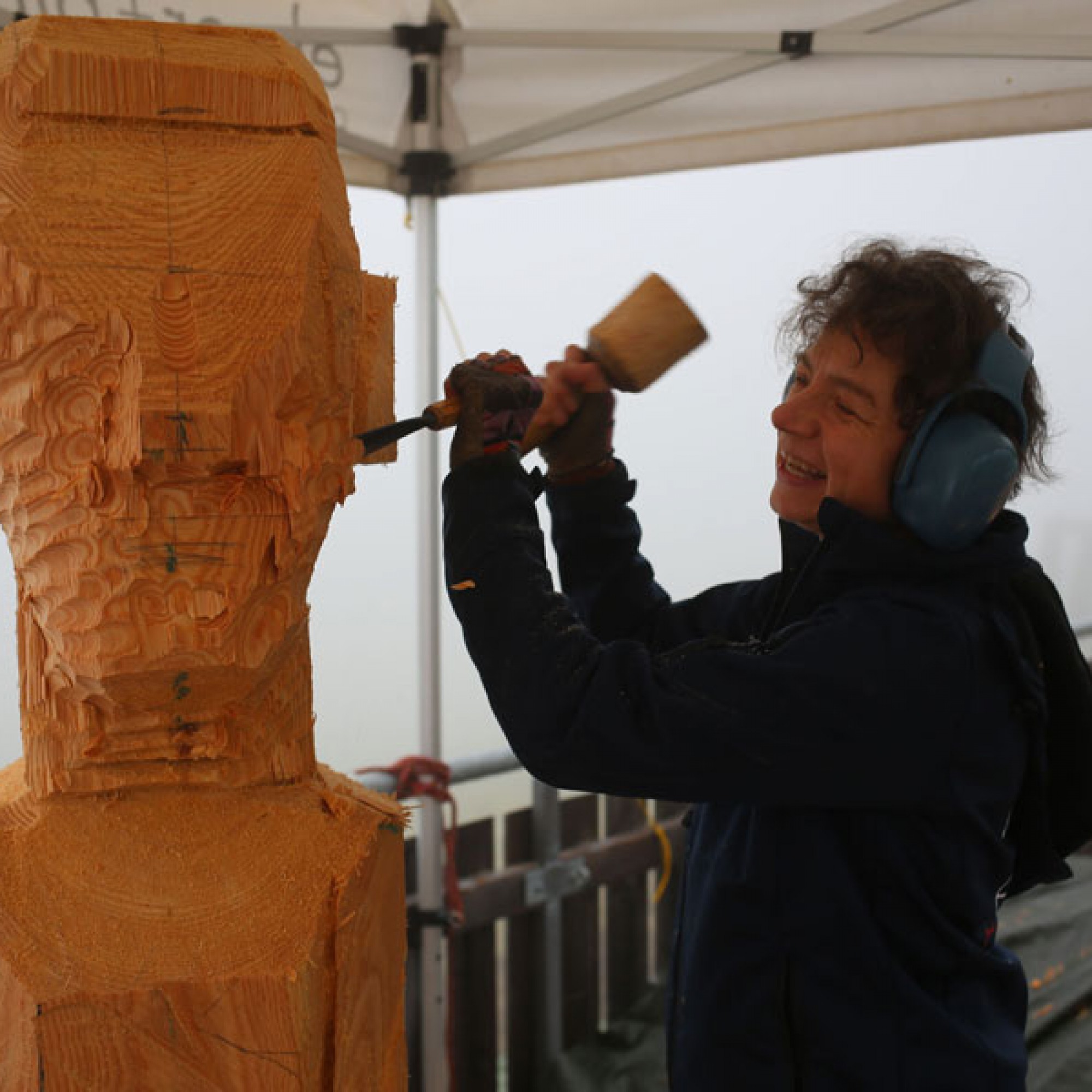 Seit Dienstag läuft die HolzArt-Woche in Braunwald GL. Bis Sonntag wird noch gesägt. (Bild: www-holzartwoche.ch)