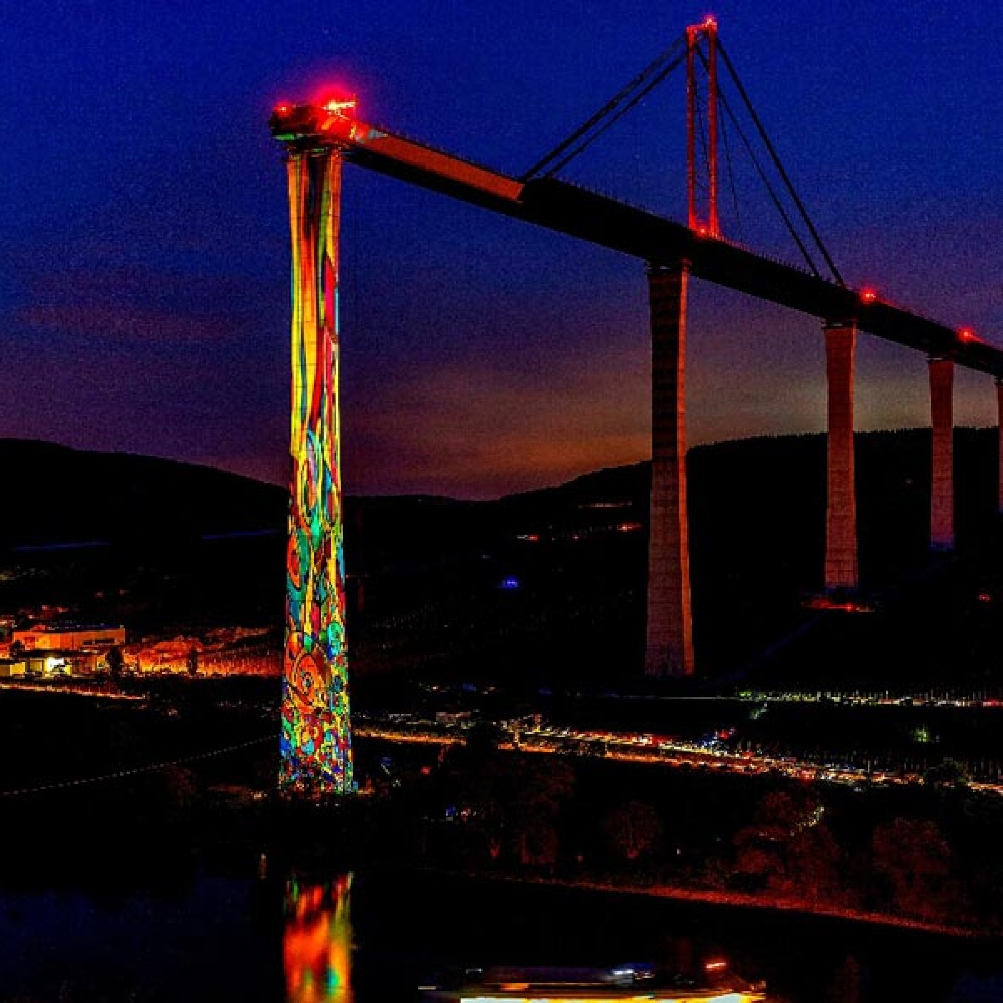 150 Meter hoch ist das Lichtkunstwerk des Künstlers R.O. Schabbach. Bis zum Pfeiler Nummer 4 war im Mai der Vorschub vorgerückt. Am 14. August ist der 10. Vorschub geplant. (zvg)