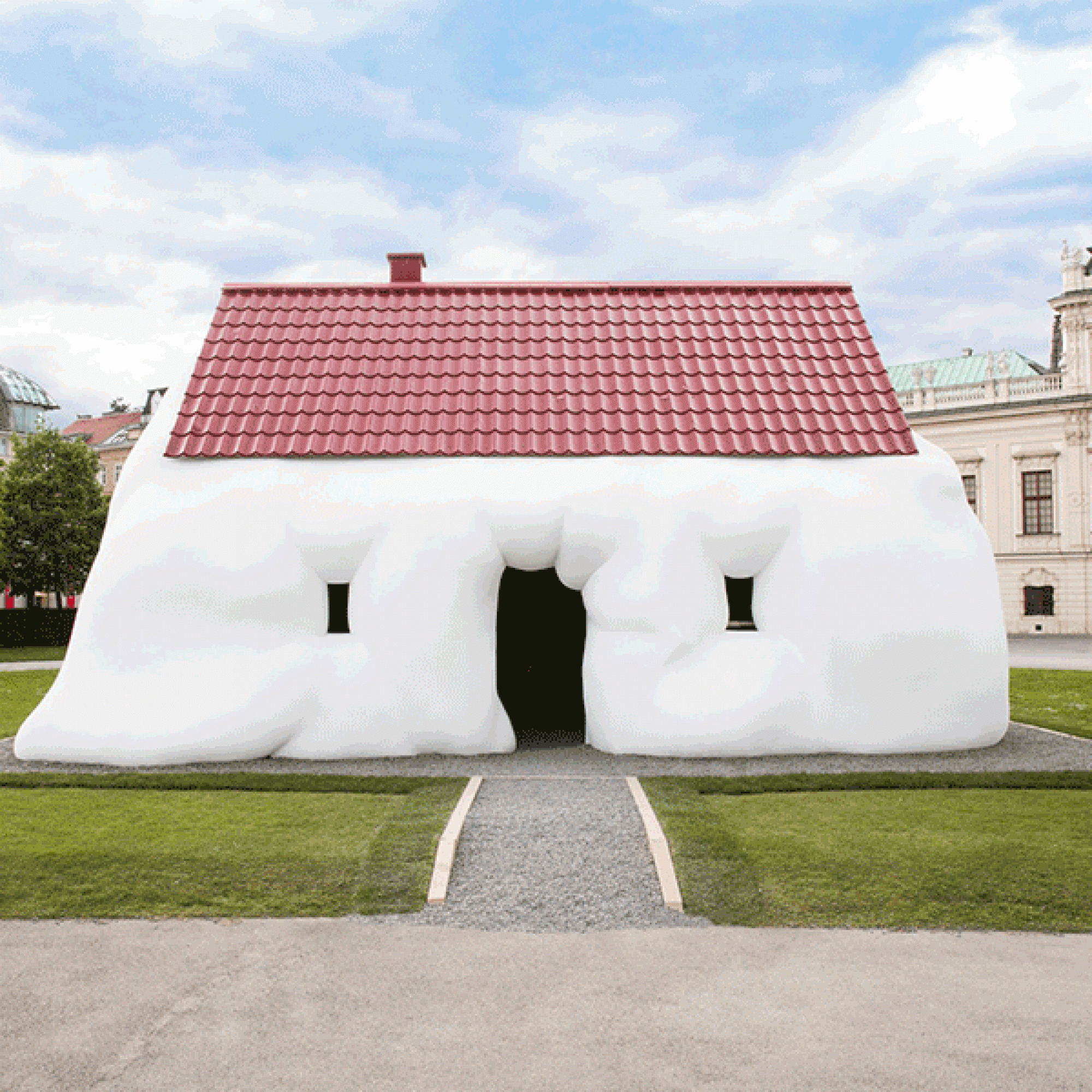 Erwin Wurms "Fat House" beim Oberen Belveder steht in einem grossen Kontrast mit seiner barocken Umgebung. (Johannes Stoll, Belvedere, Wien)