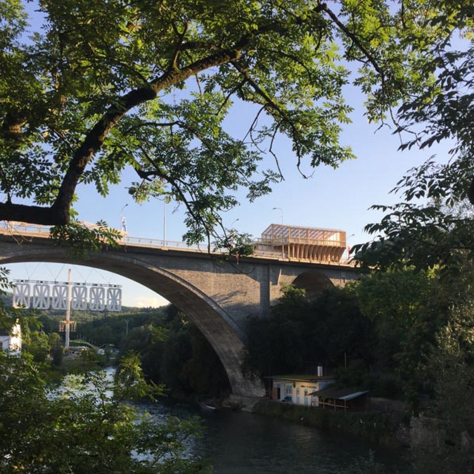 Kein Platz bleibt in Baden zur Badenfahrt ungenutzt. Auch auf der Brücke macht man sich`s gemütlich.