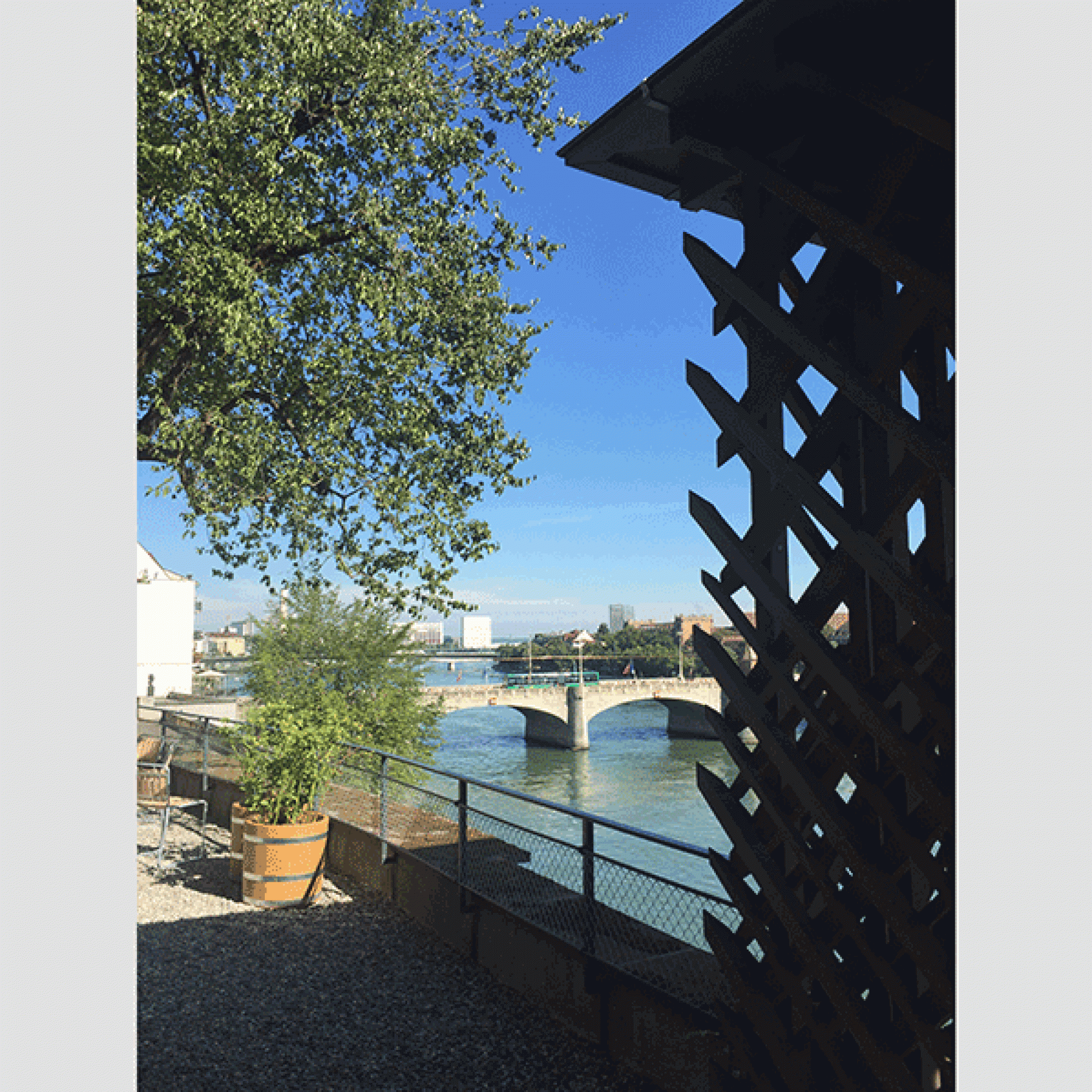 Dem Besucher öffnet sich ein Blick über den Rhein.  (Brigitte Löwenthal)